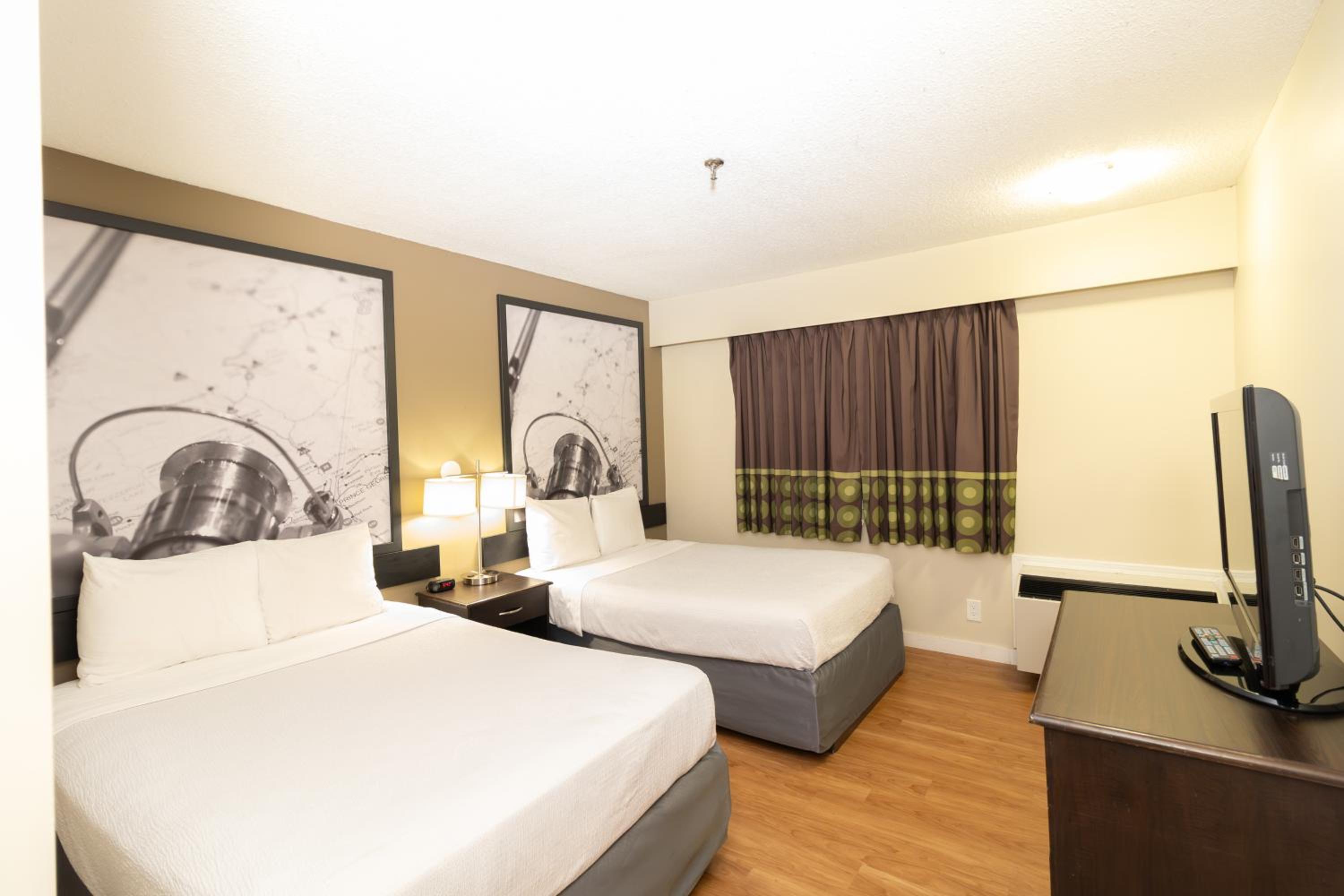 Queen Room with Two Queen Beds - Non-Smoking - Photo 3