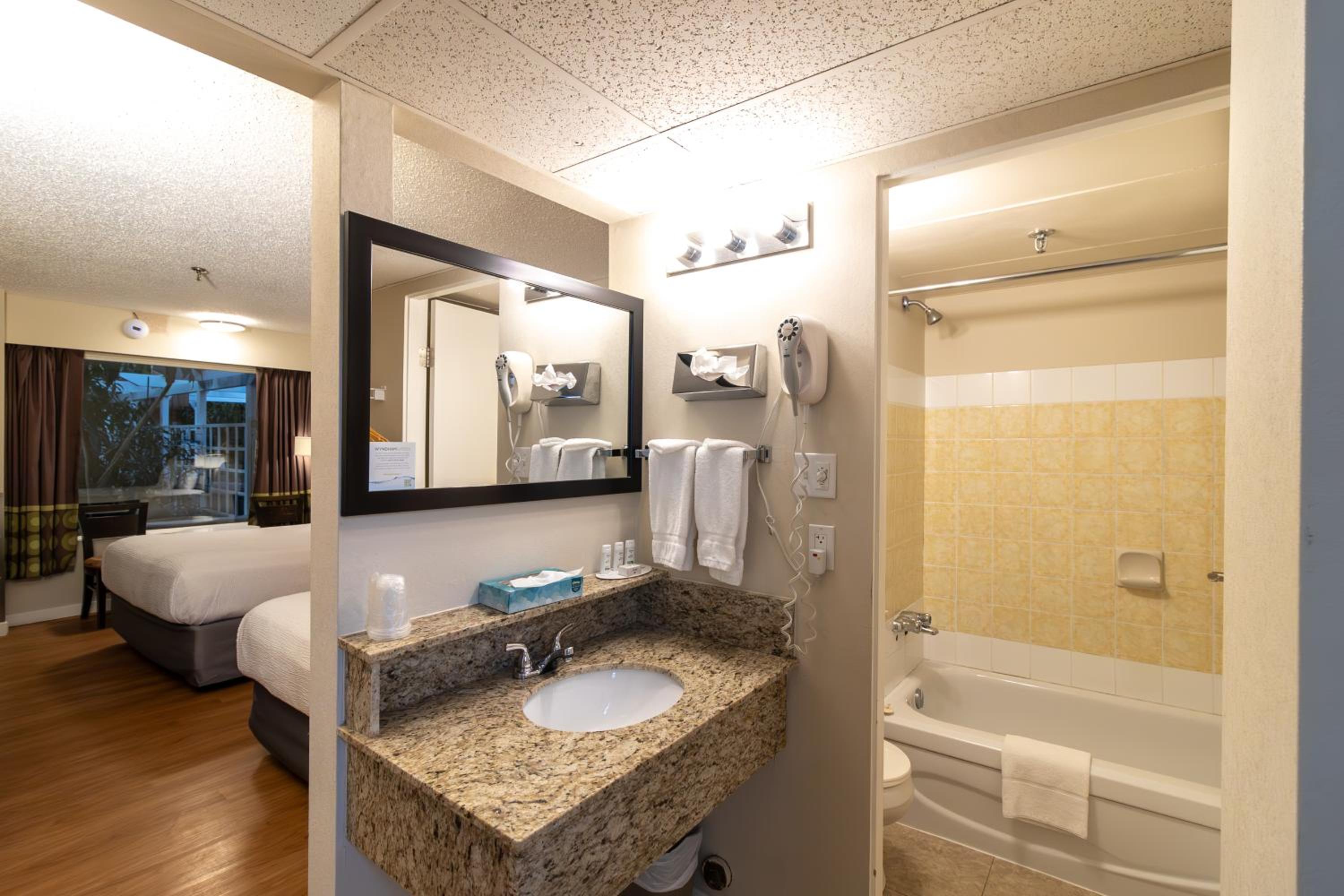 Queen Room with Two Queen Beds - Non-Smoking - Photo 4