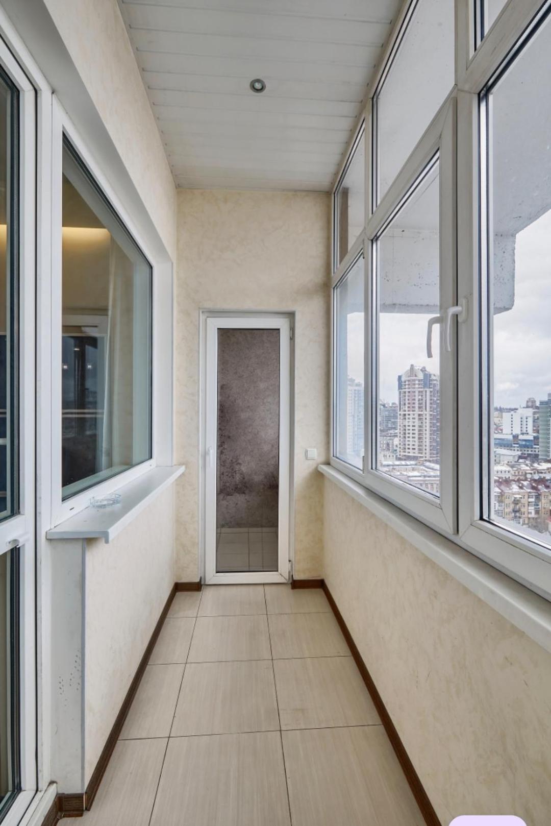 Deluxe One-Bedroom Apartment with Harbor View