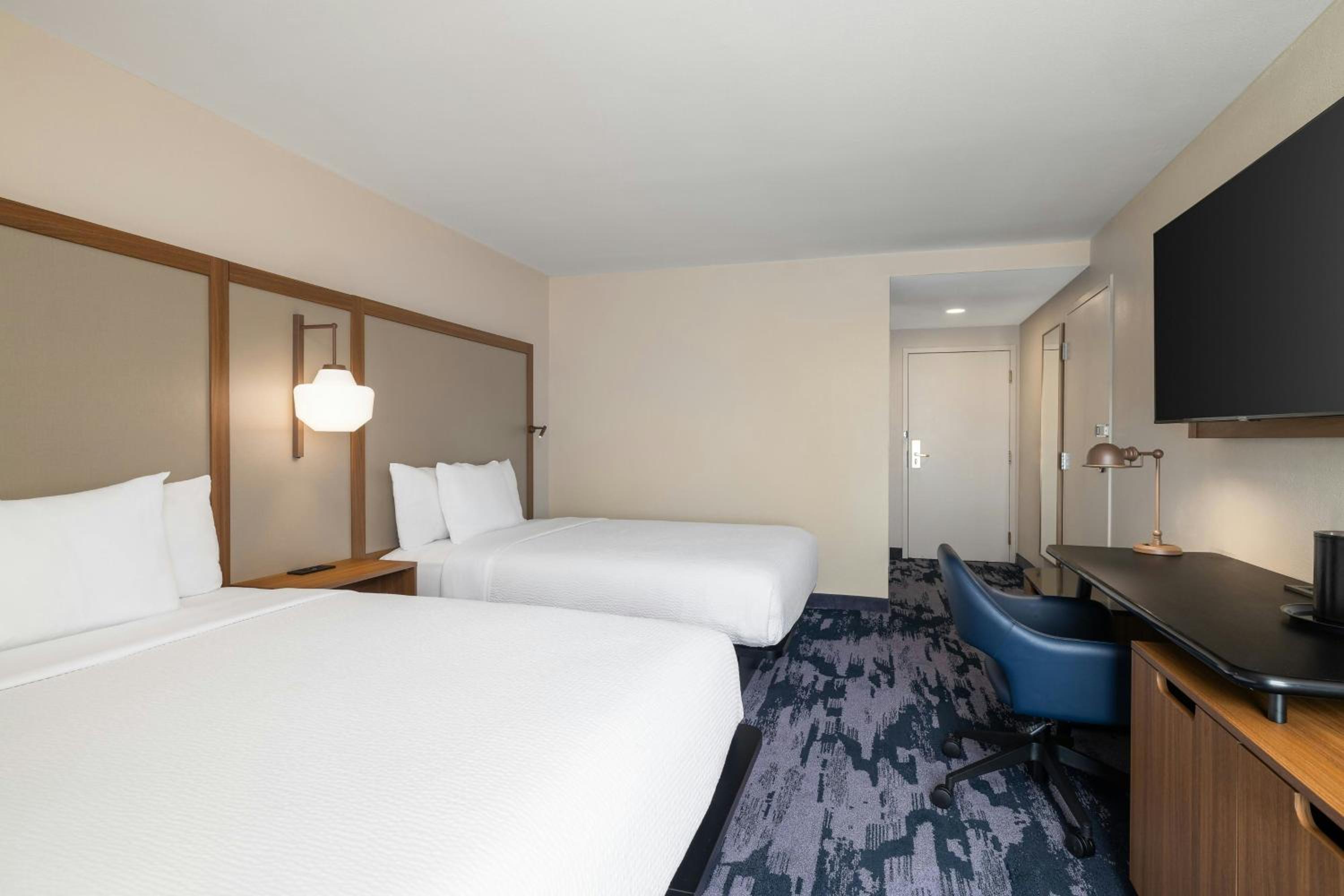 Queen Room with Two Queen Beds - Photo 2