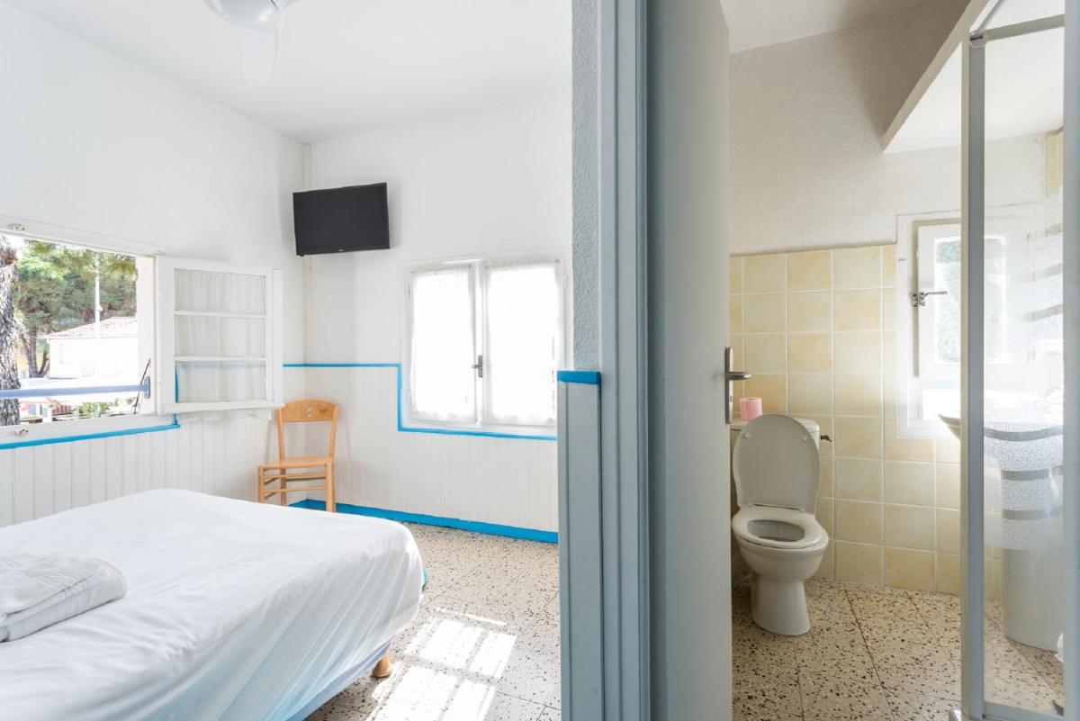 Standard Double Room - Photo 10