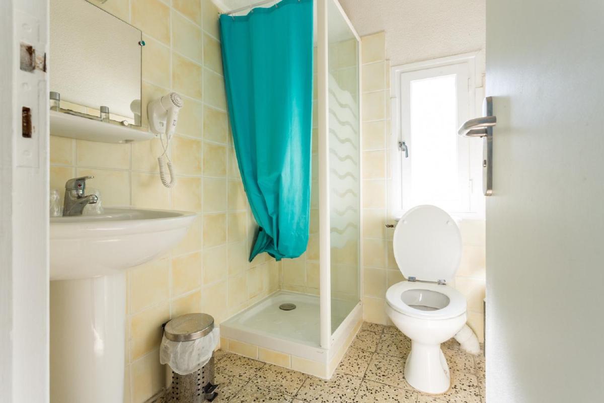Standard Double Room - Photo 9