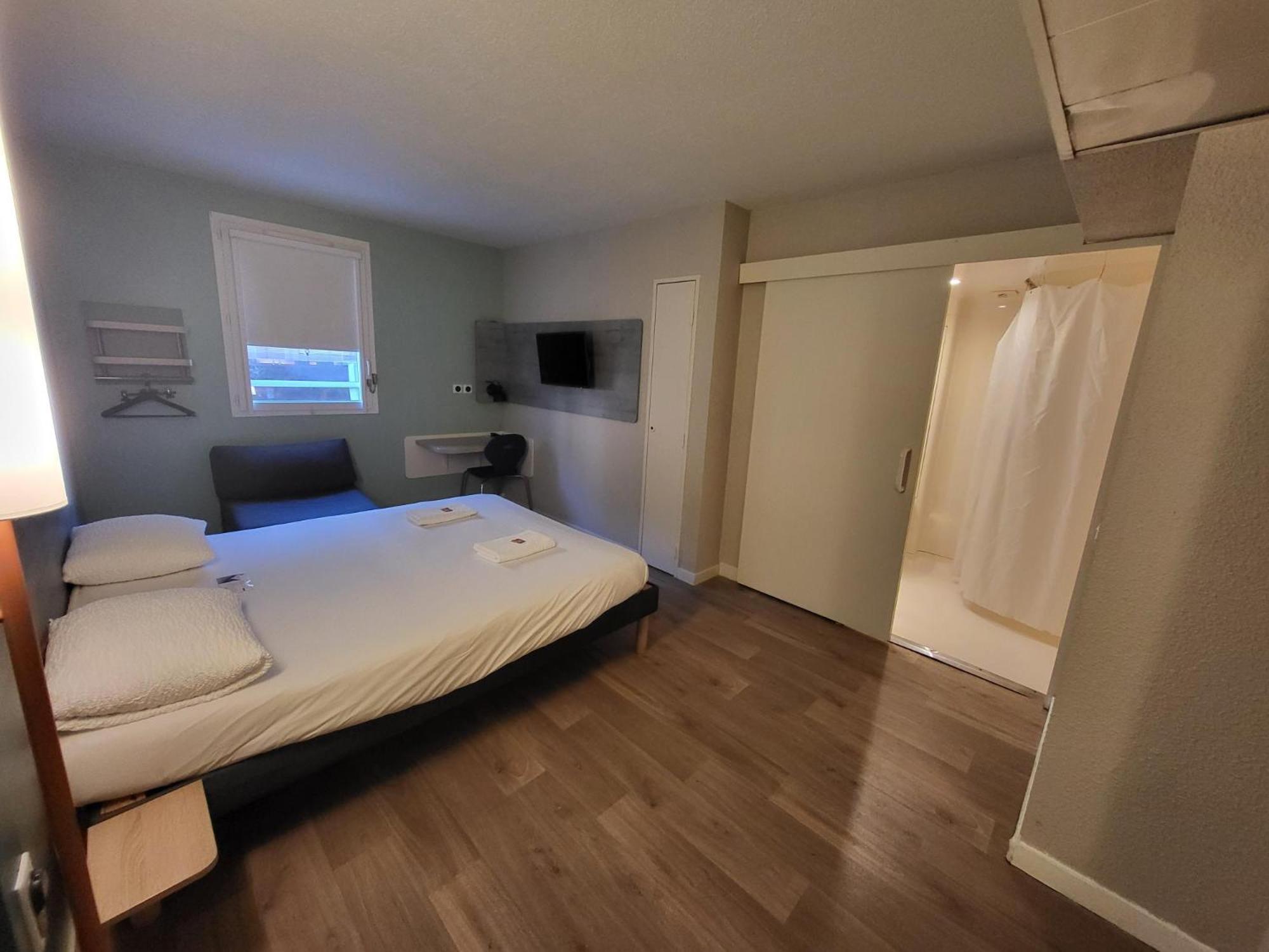 Reduced Mobility Room with Adapted Queen Bed photo 1