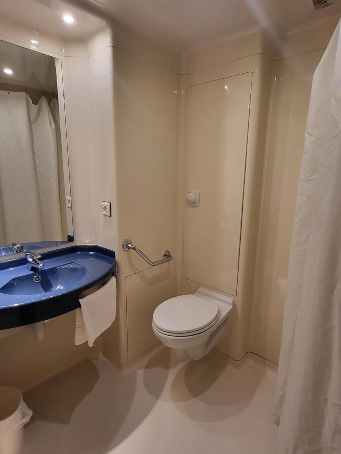 Reduced Mobility Room with Adapted Queen Bed