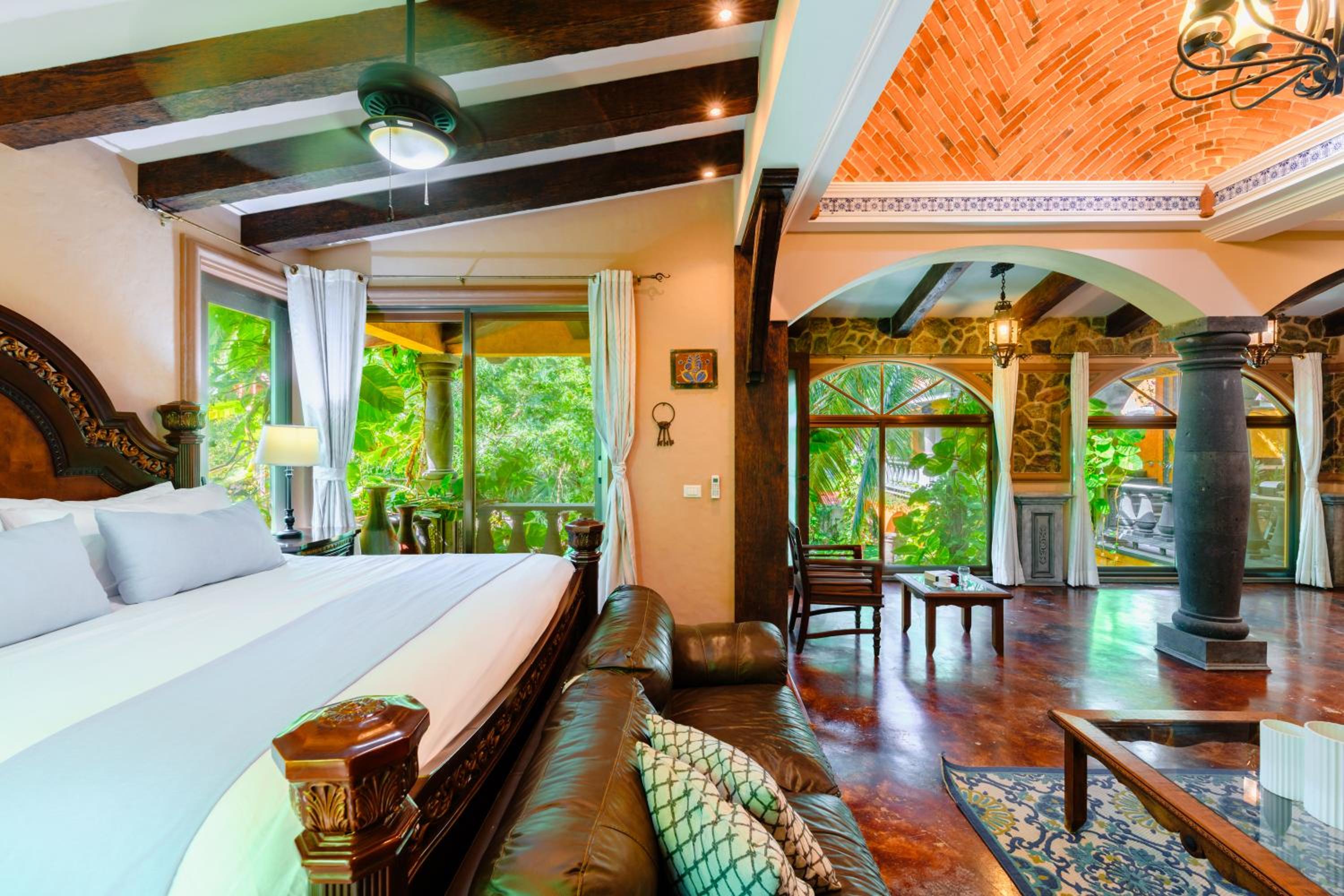Deluxe King Suite photo 2