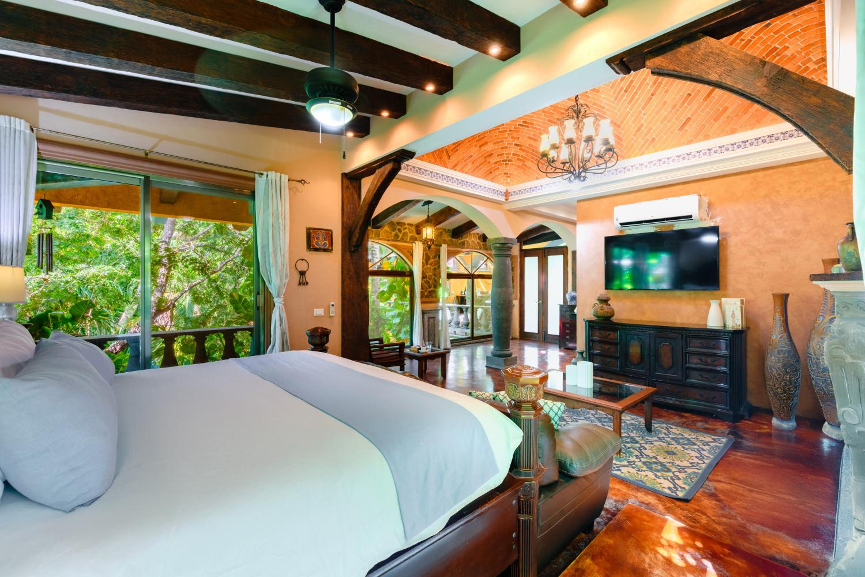 Deluxe King Suite photo 3