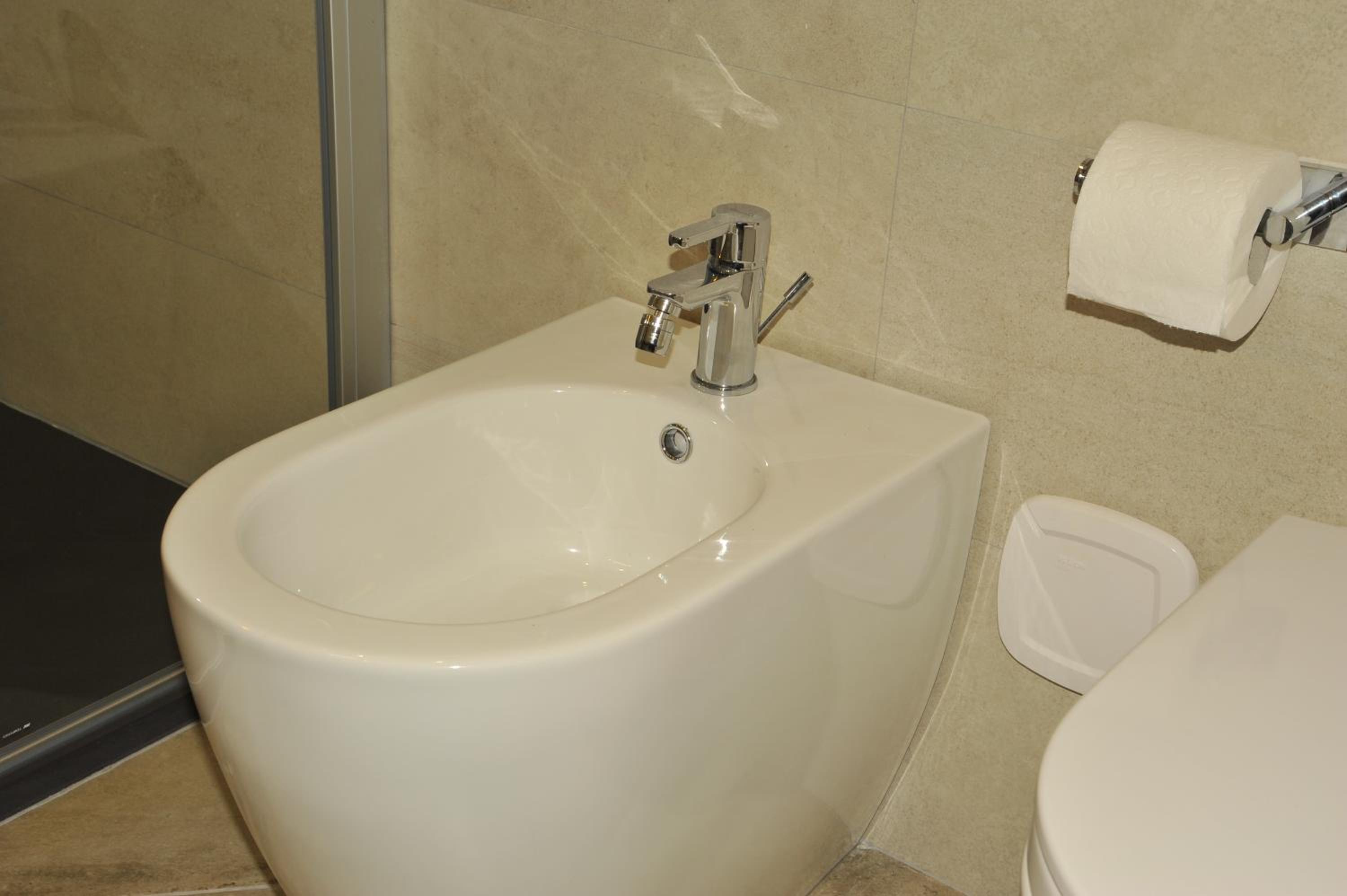 Standard Double or Twin Room - Photo 9