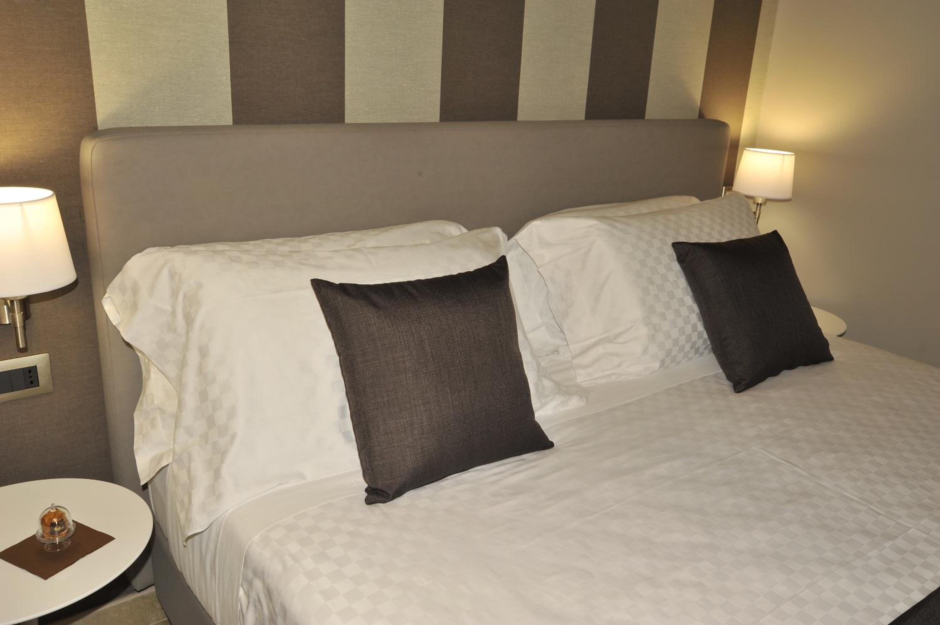 Deluxe Double or Twin Room - Photo 12