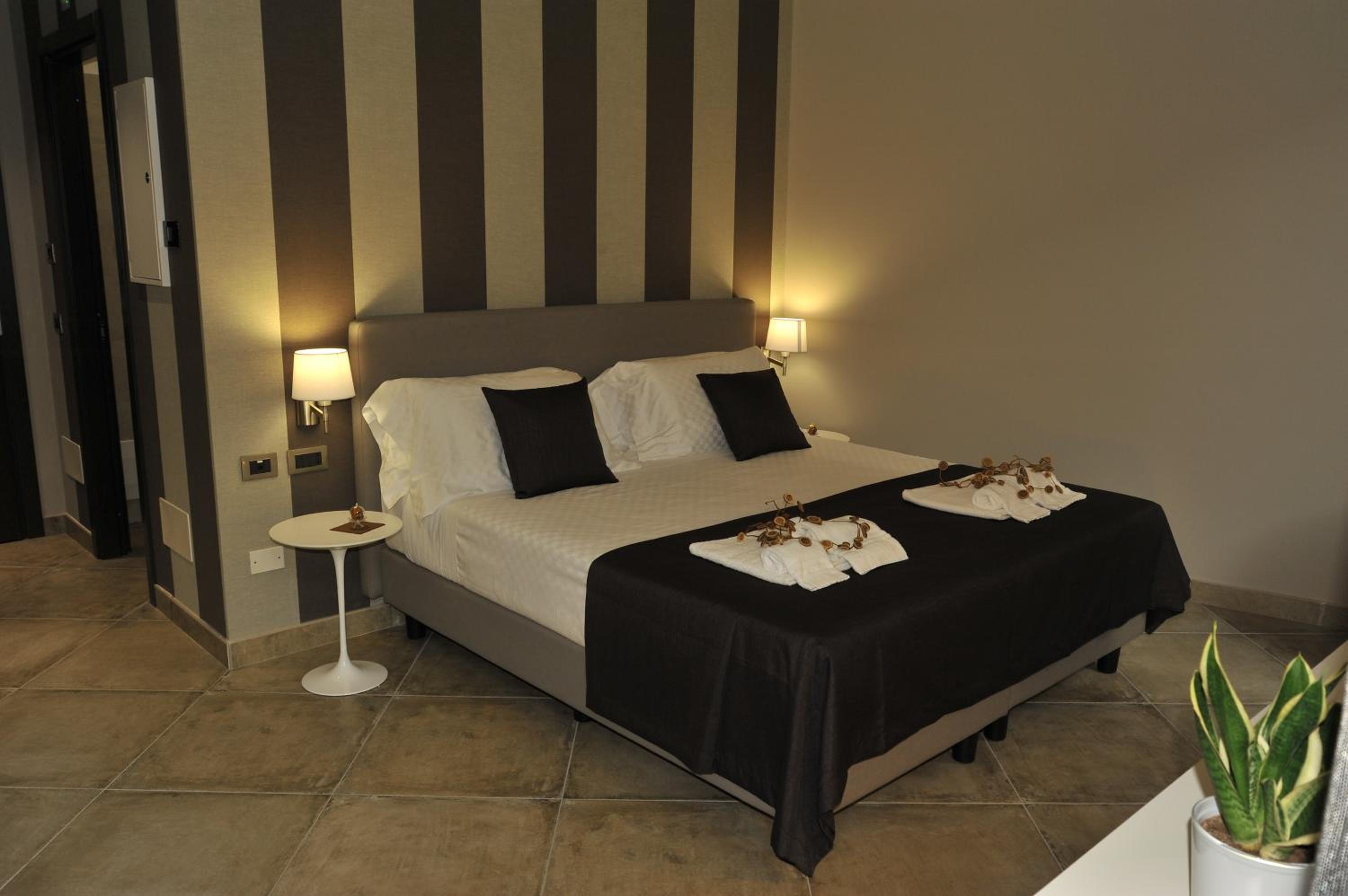 Deluxe Double or Twin Room - Photo 11