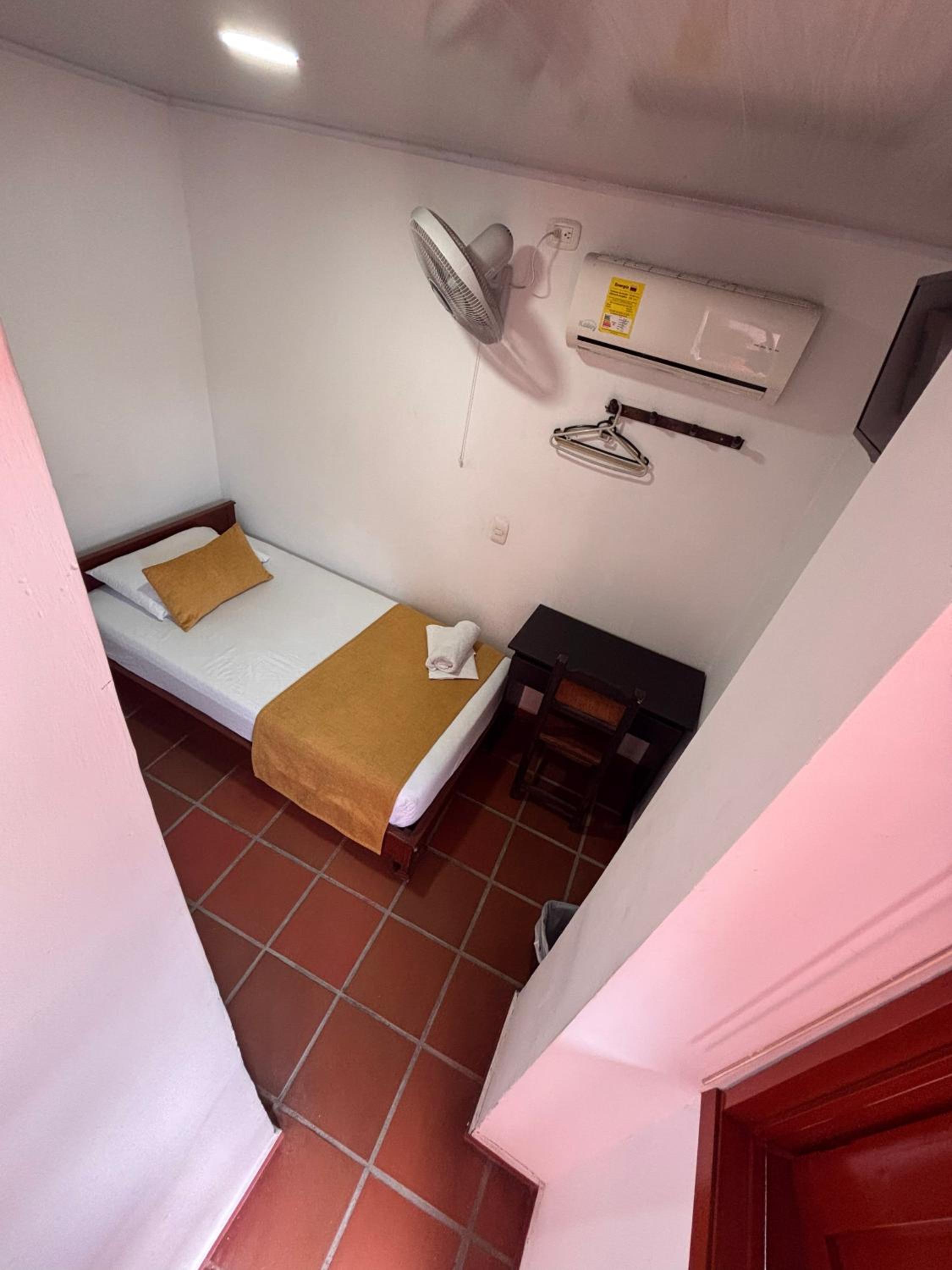 Standard Single Room with Shared Bathroom photo 3