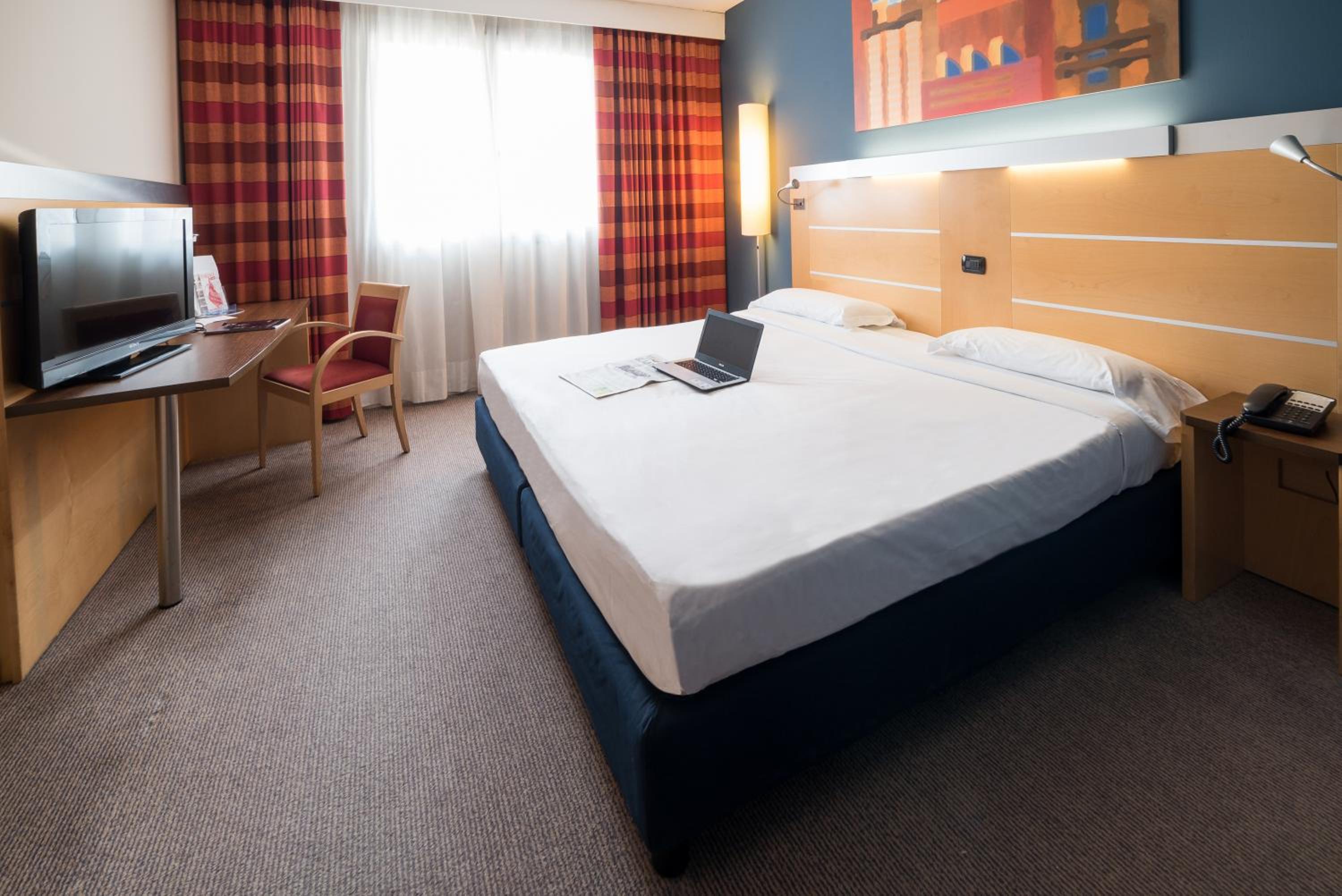 Standard Twin Room - Photo 4