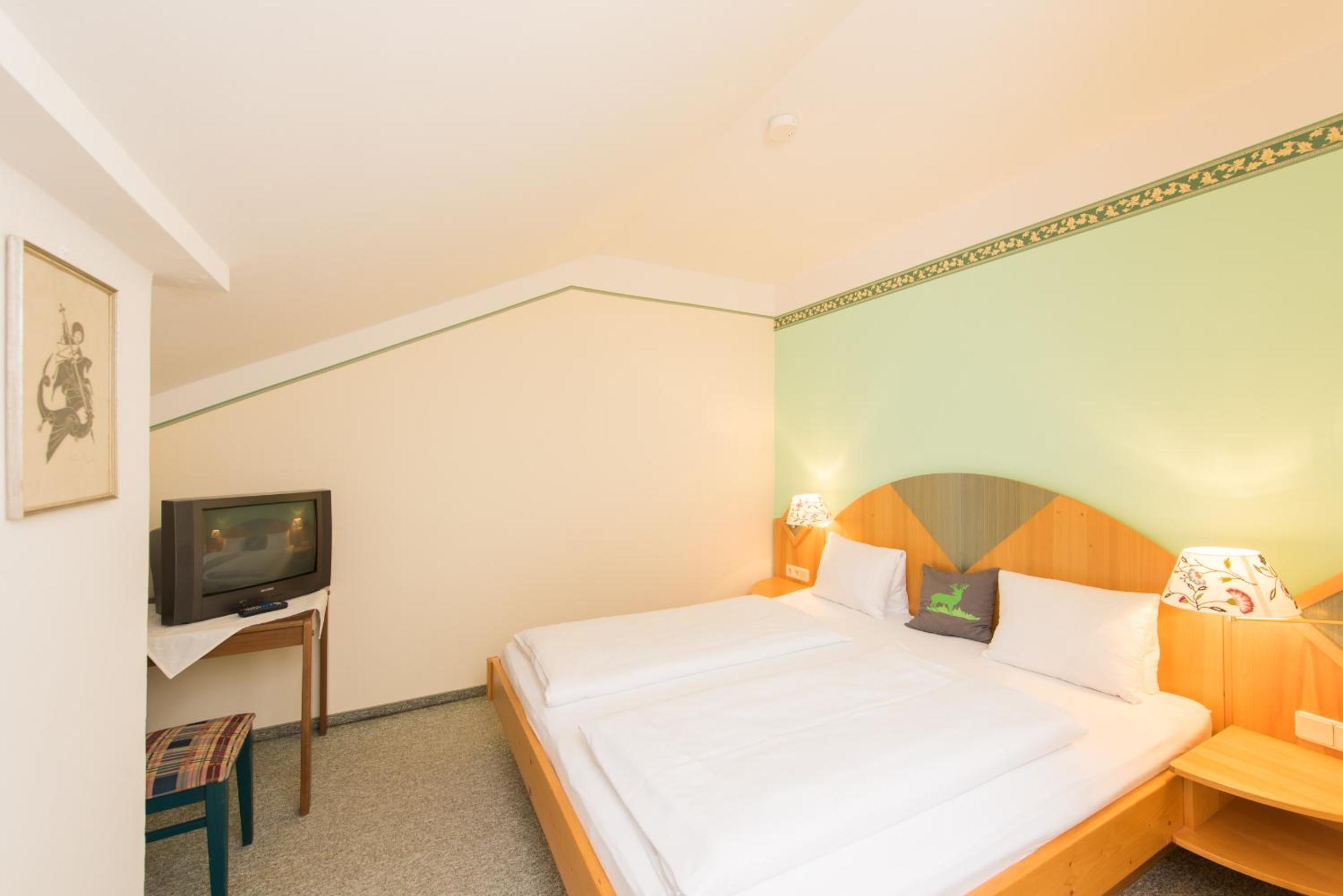 Double Room with Mountain View - Photo 3