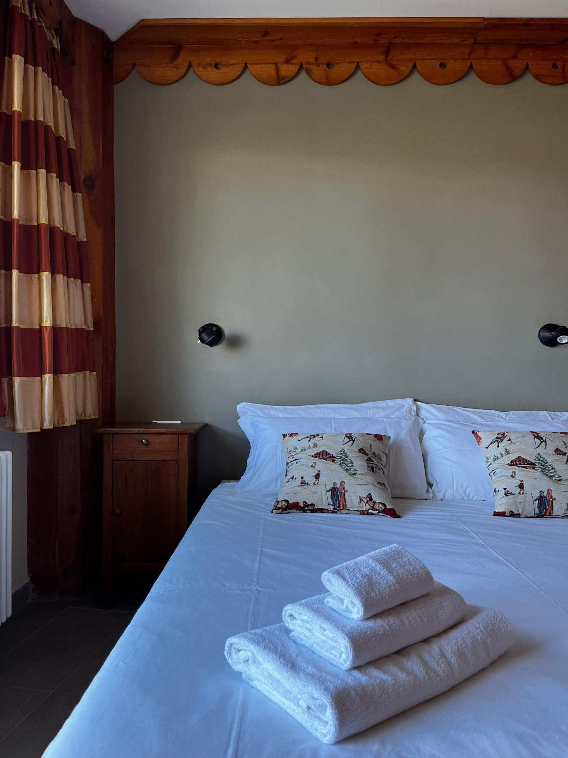Deluxe Double Room with Extra Bed photo 3