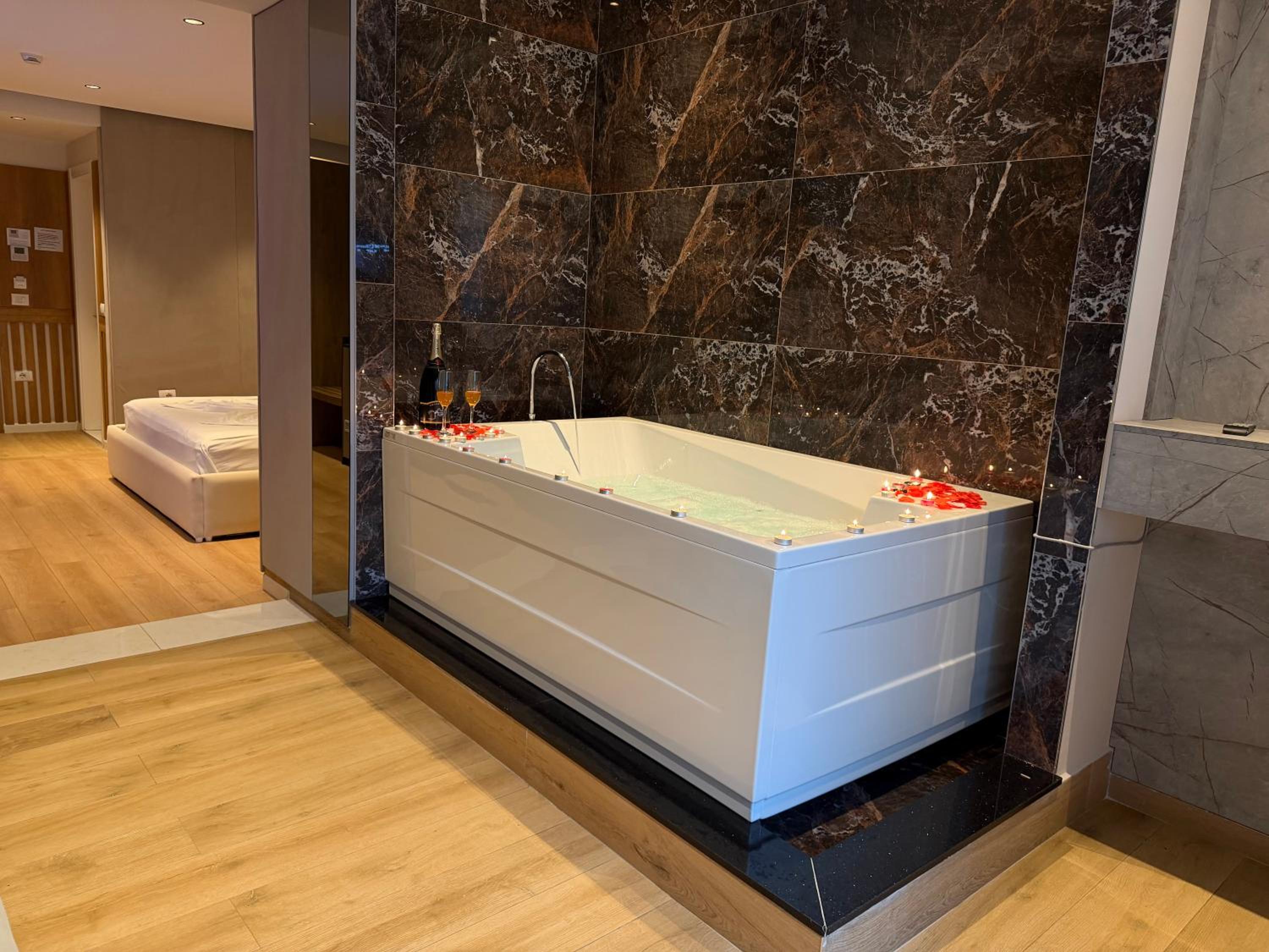 Queen Suite with Spa Bath