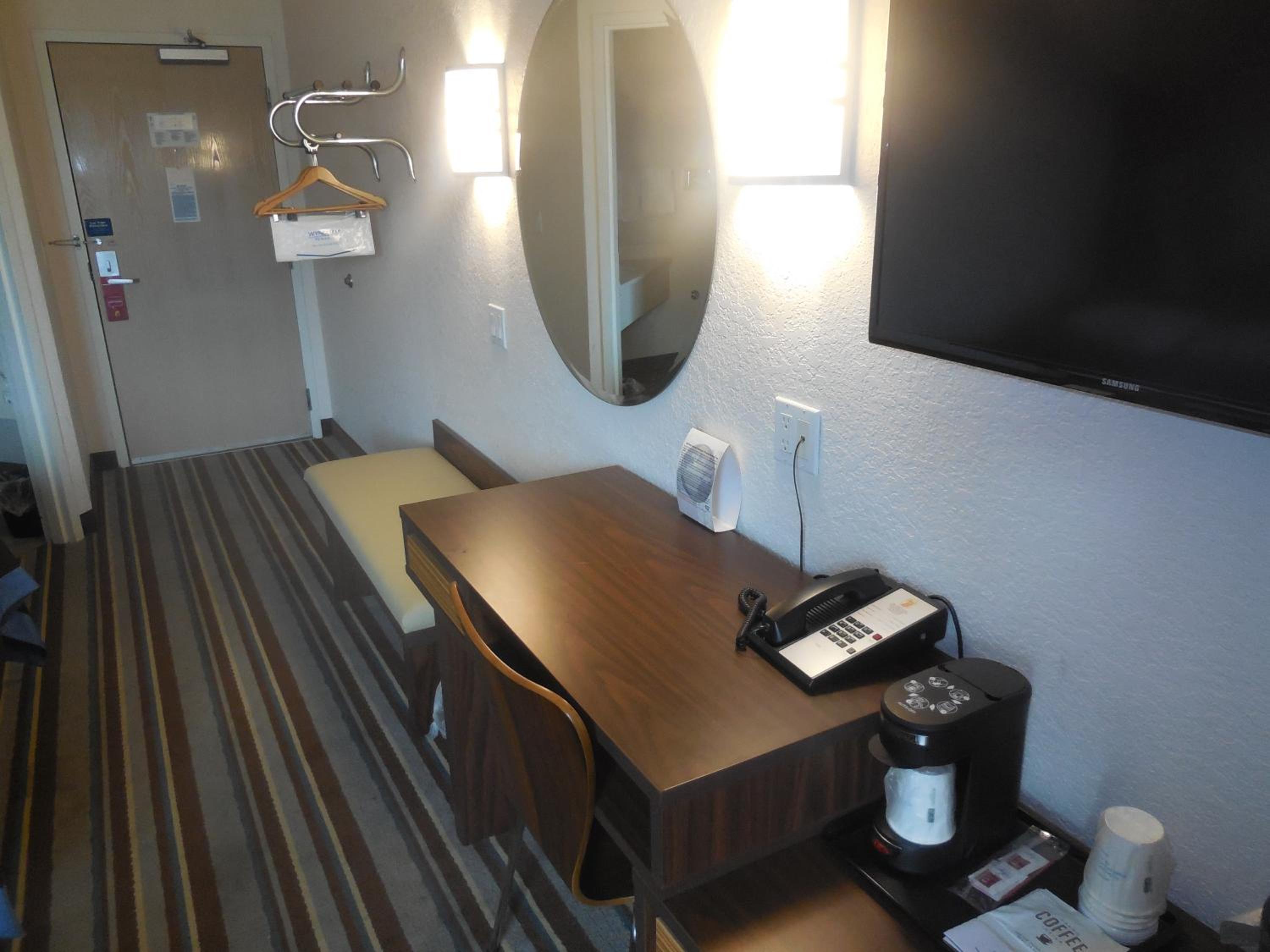 Double Room with Two Double Beds - Non-Smoking - Photo 2