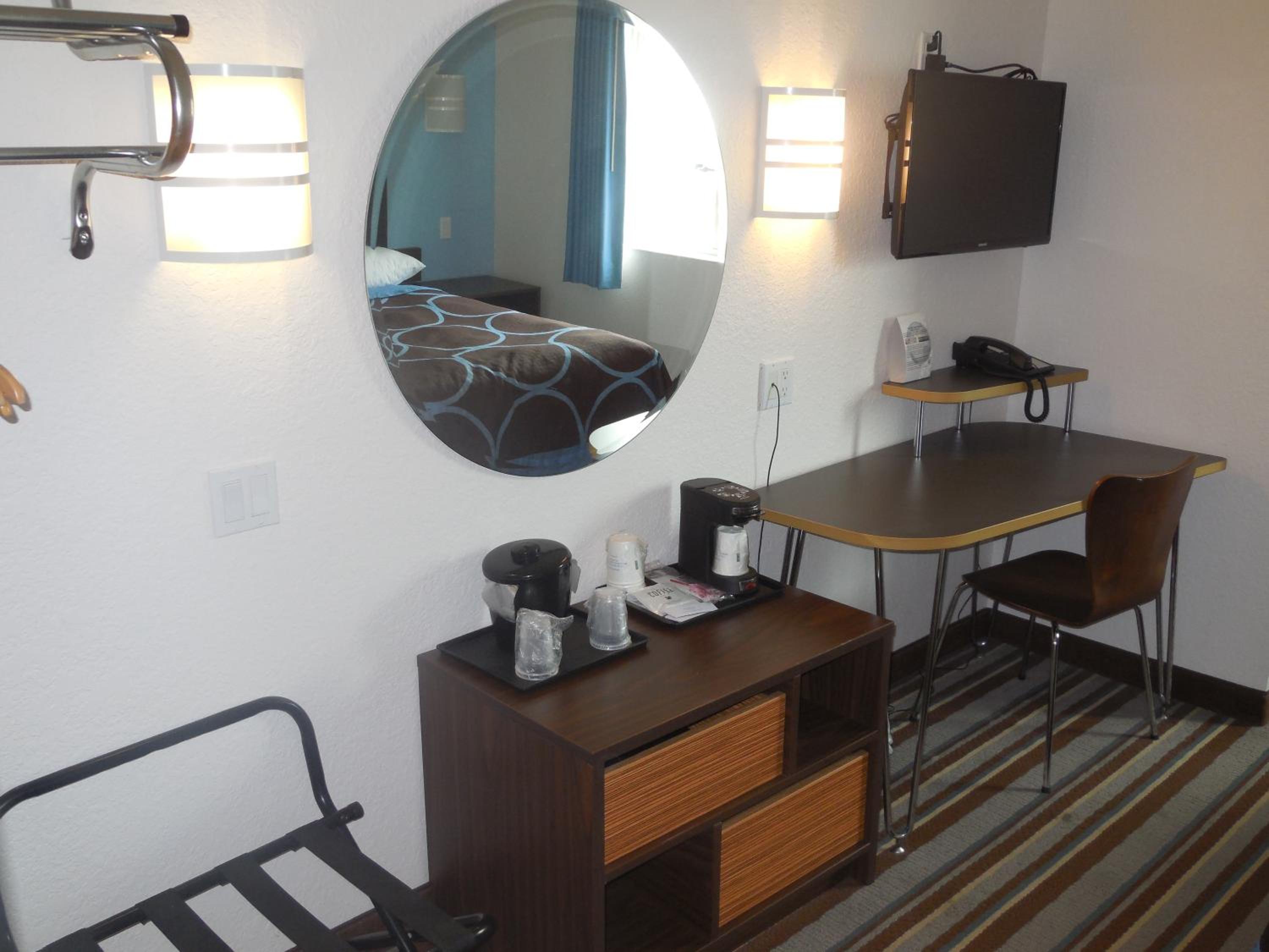 Queen Room - Non-Smoking - Photo 1