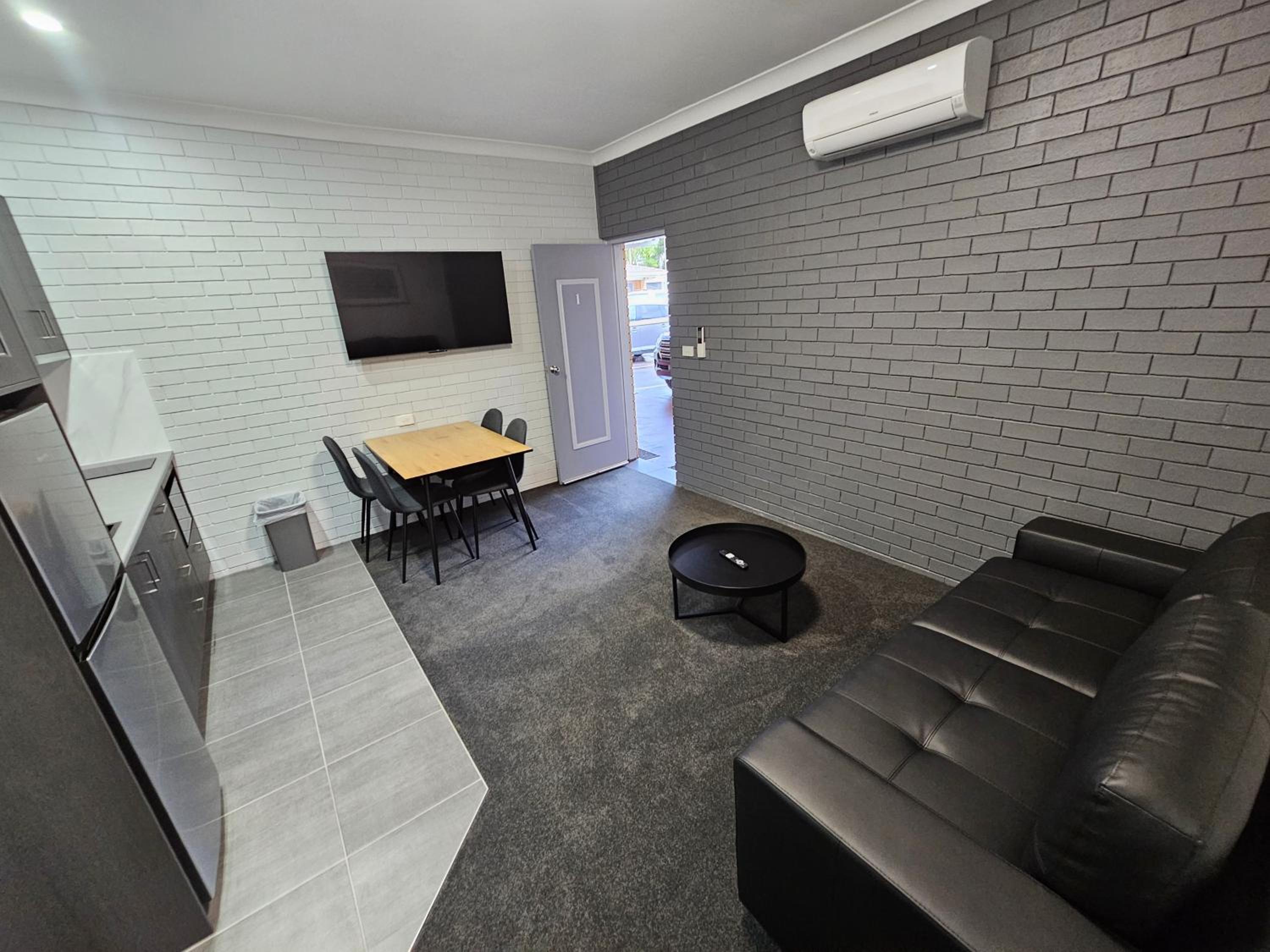 Deluxe One-Bedroom Apartment