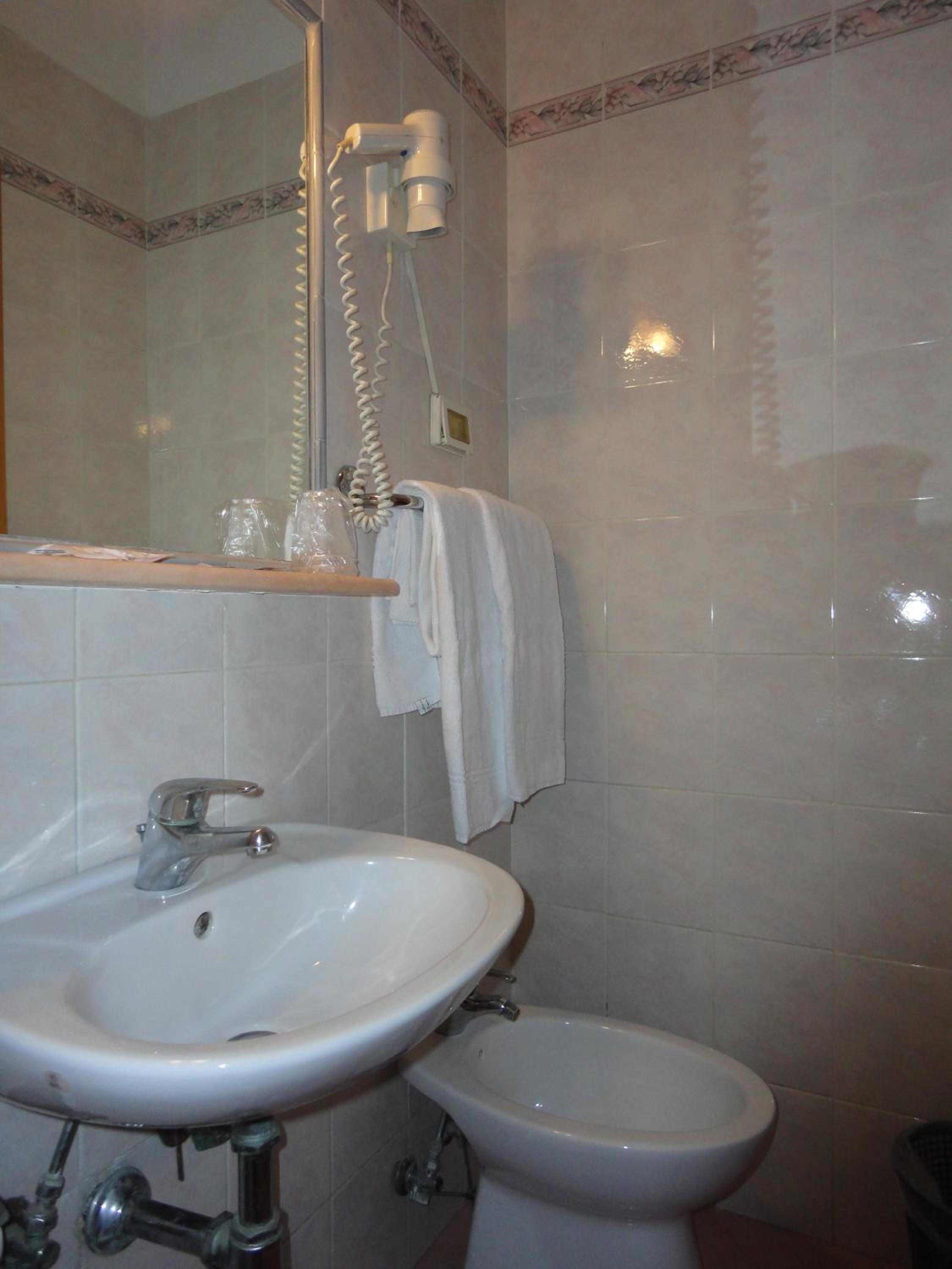Economy Triple Room photo 2