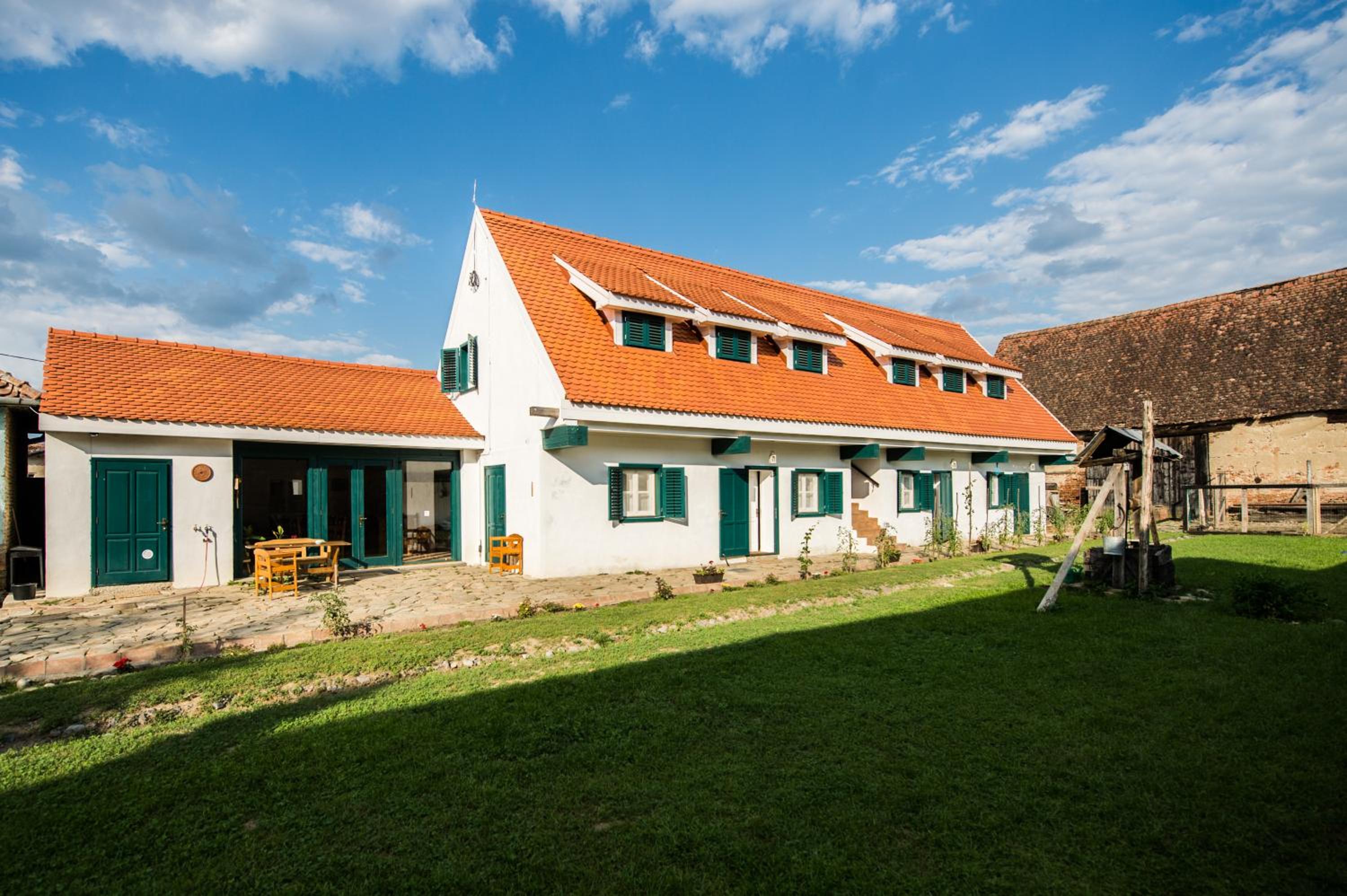 Five-Bedroom House photo 2