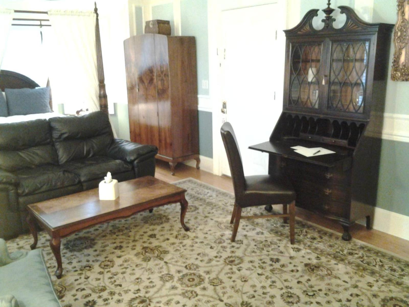 Deluxe Queen Suite with Spa Bath