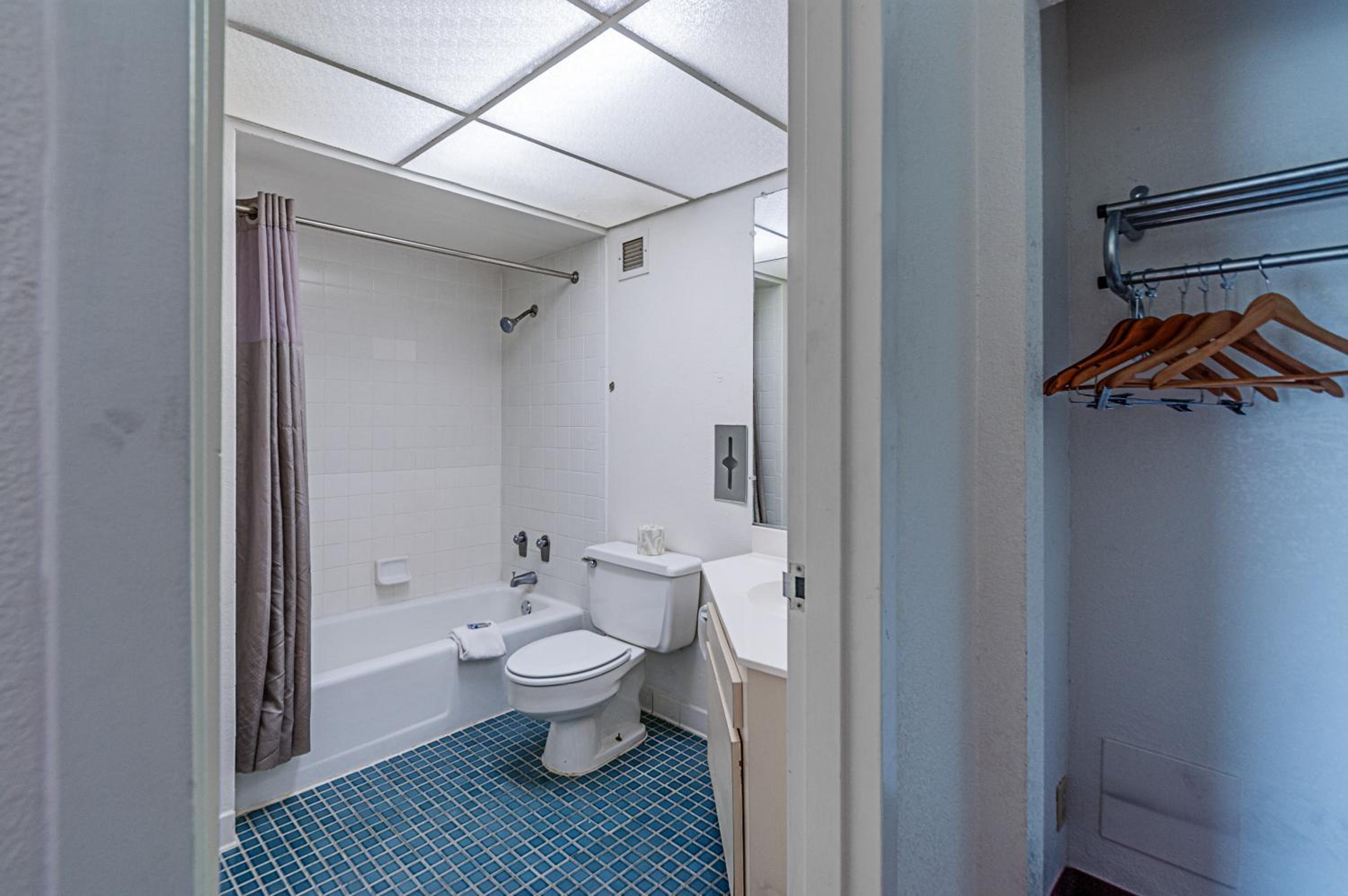 King Room with Roll-in Shower - Disability Access - Non-Smoking photo 3