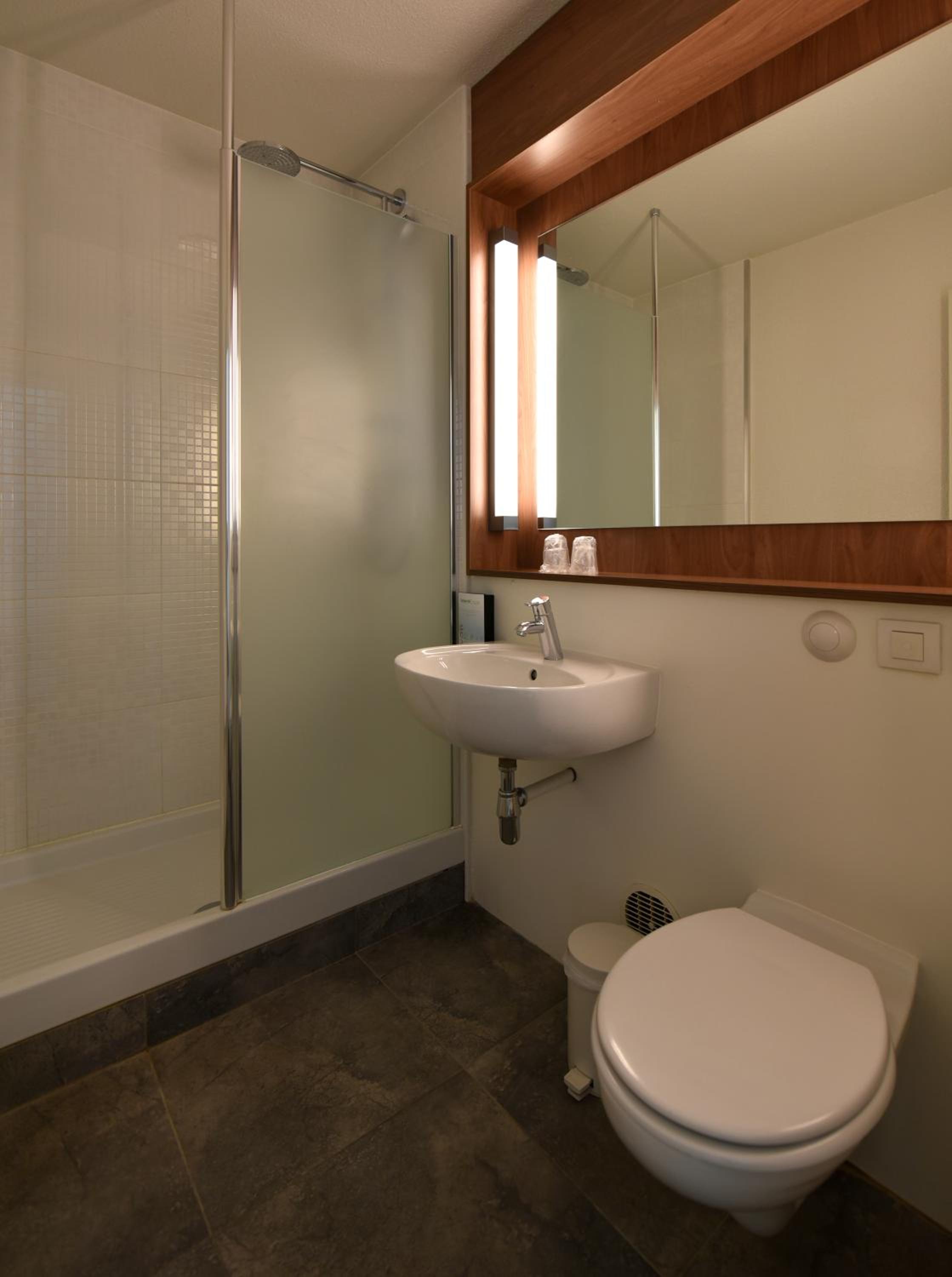 Standard Double Room with One Single Bed - Up to Ten Years photo 2