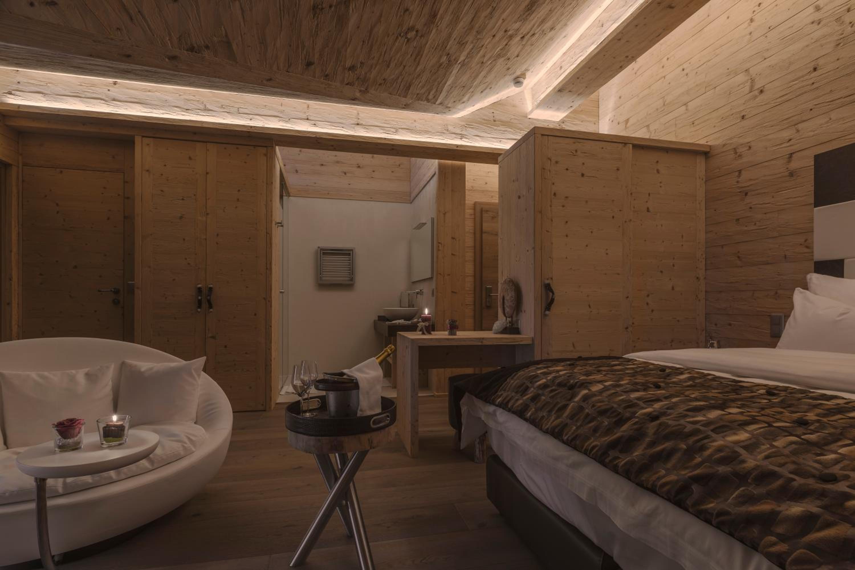 Suite with Spa Access - Photo 1