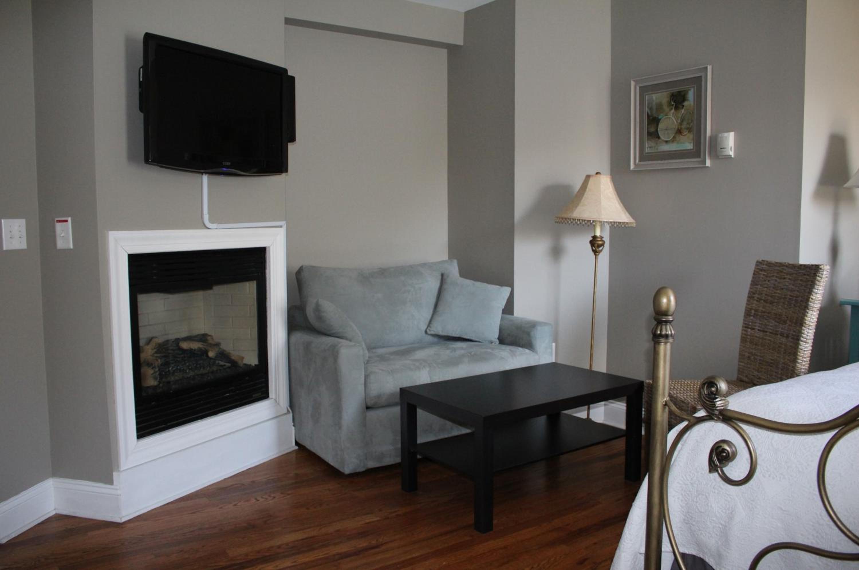 Queen Room photo 2