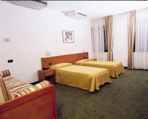 Double or Twin Room - Photo 3