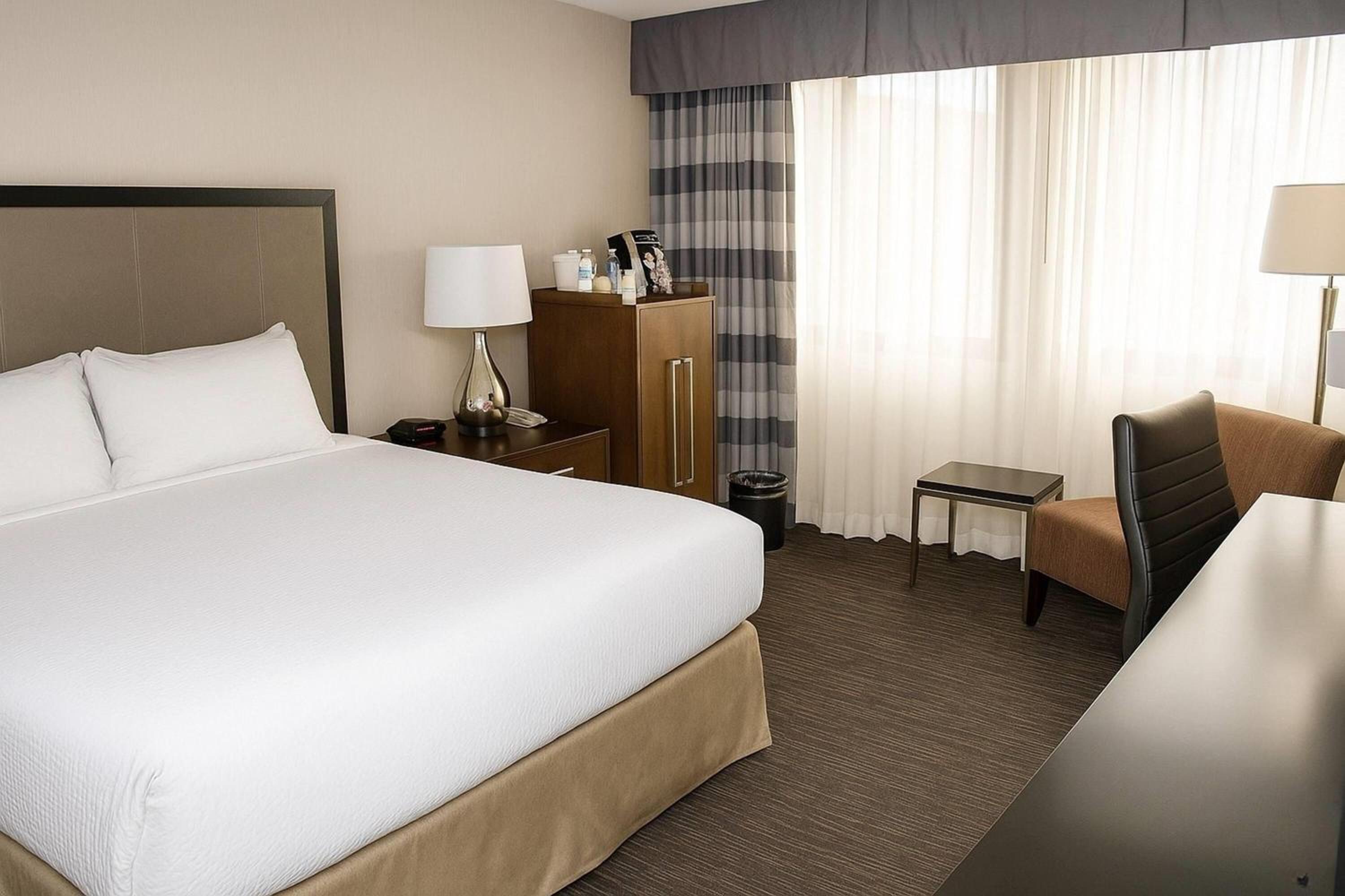 Deluxe Queen Room - Mobility Accessible with Bathtub with Grab Bars - Photo 1
