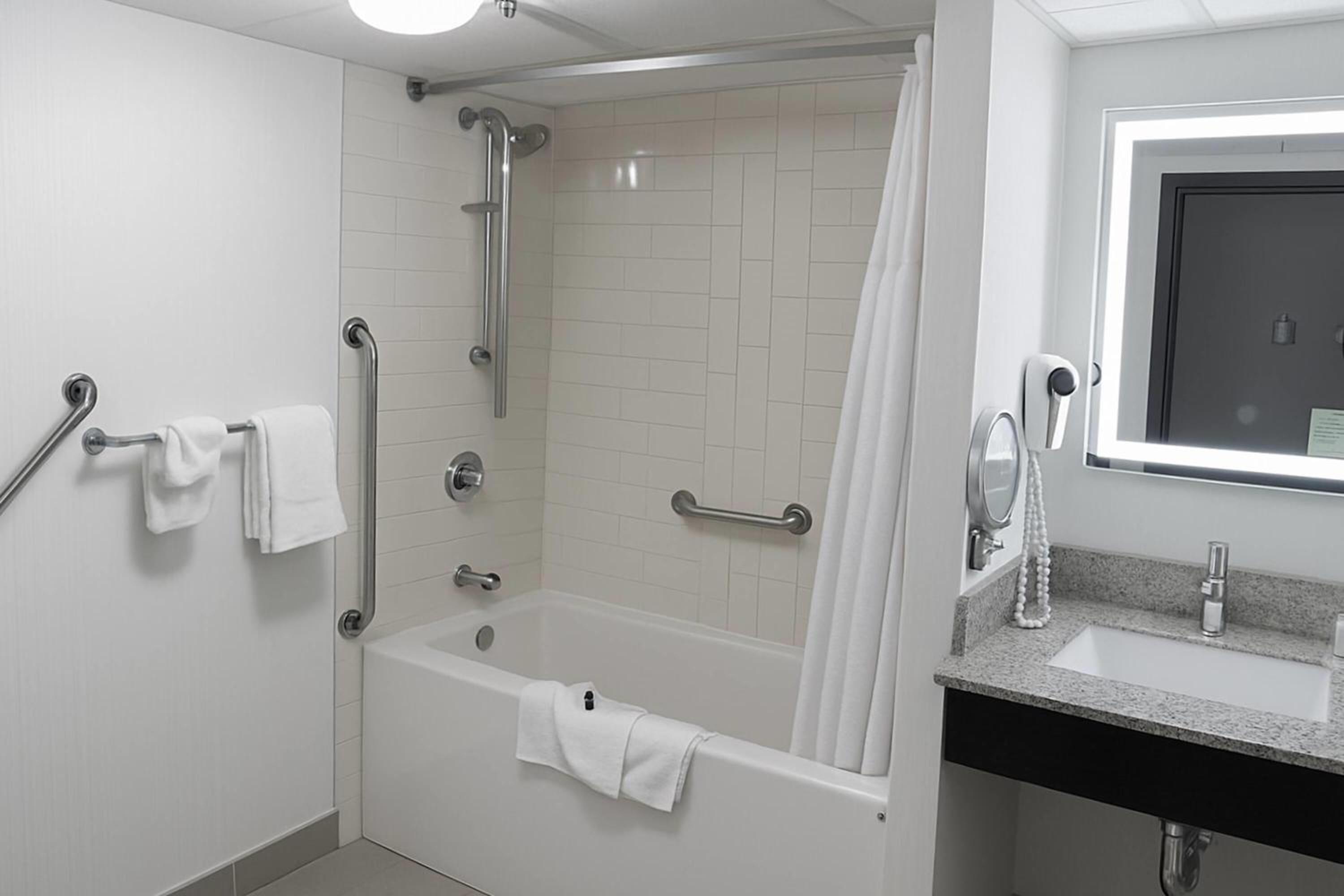 Deluxe Queen Room - Mobility Accessible with Bathtub with Grab Bars - Photo 2