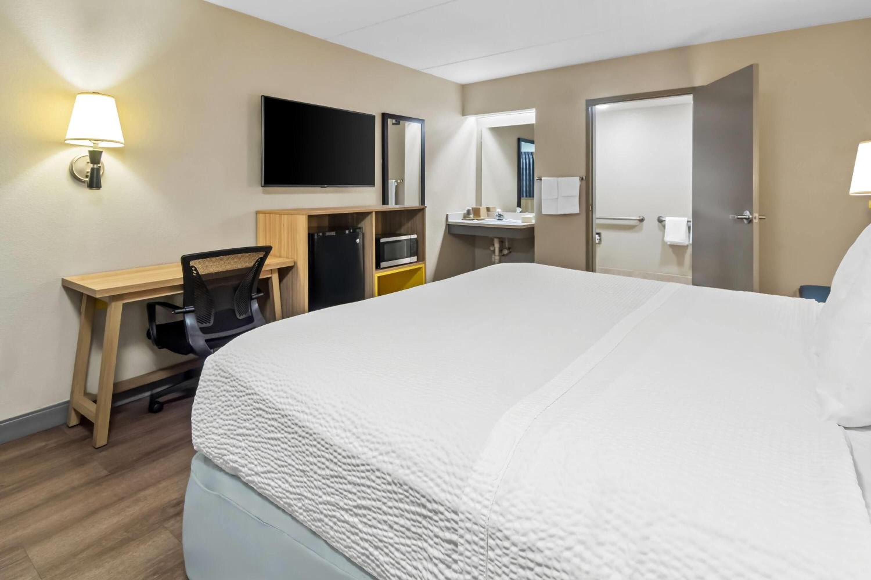 King Room with Roll-In Shower - Mobility/Hearing Accessible - Non-Smoking - Photo 3