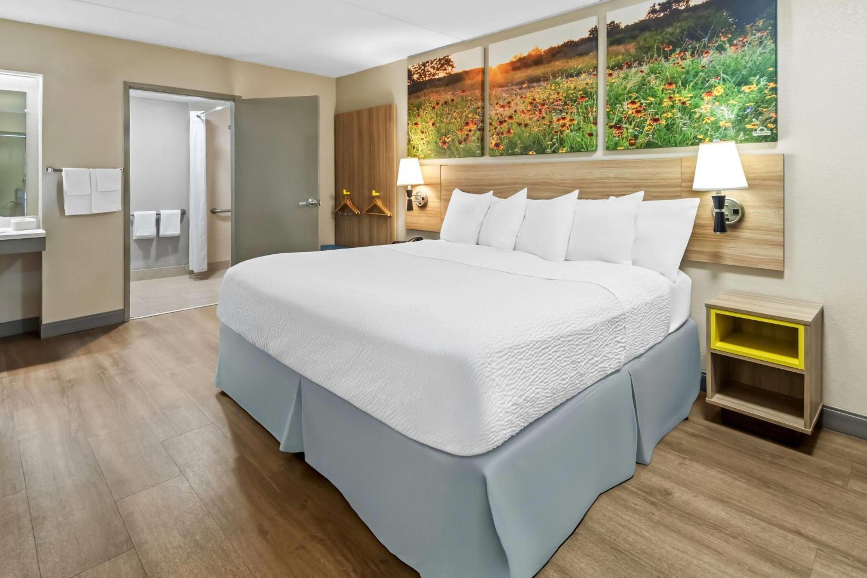 King Room with Roll-In Shower - Mobility/Hearing Accessible - Non-Smoking - Photo 2