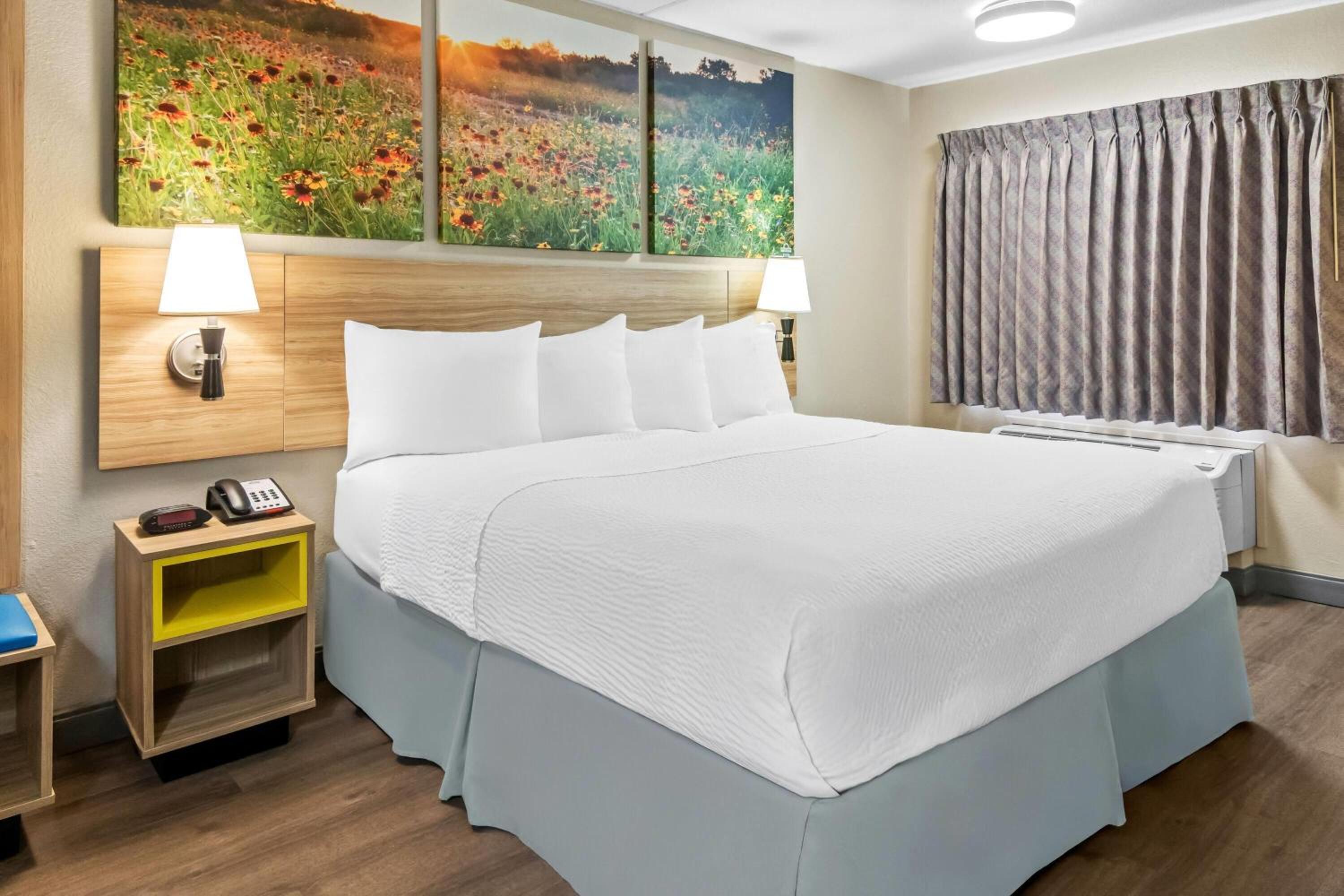 King Room with Roll-In Shower - Mobility/Hearing Accessible - Non-Smoking - Photo 4