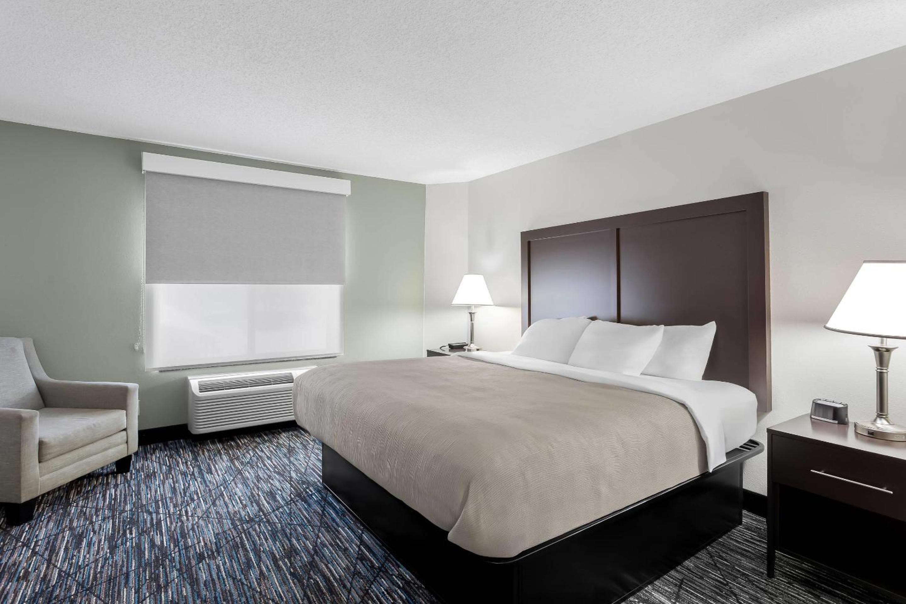 King Room - Non-Smoking - Photo 2