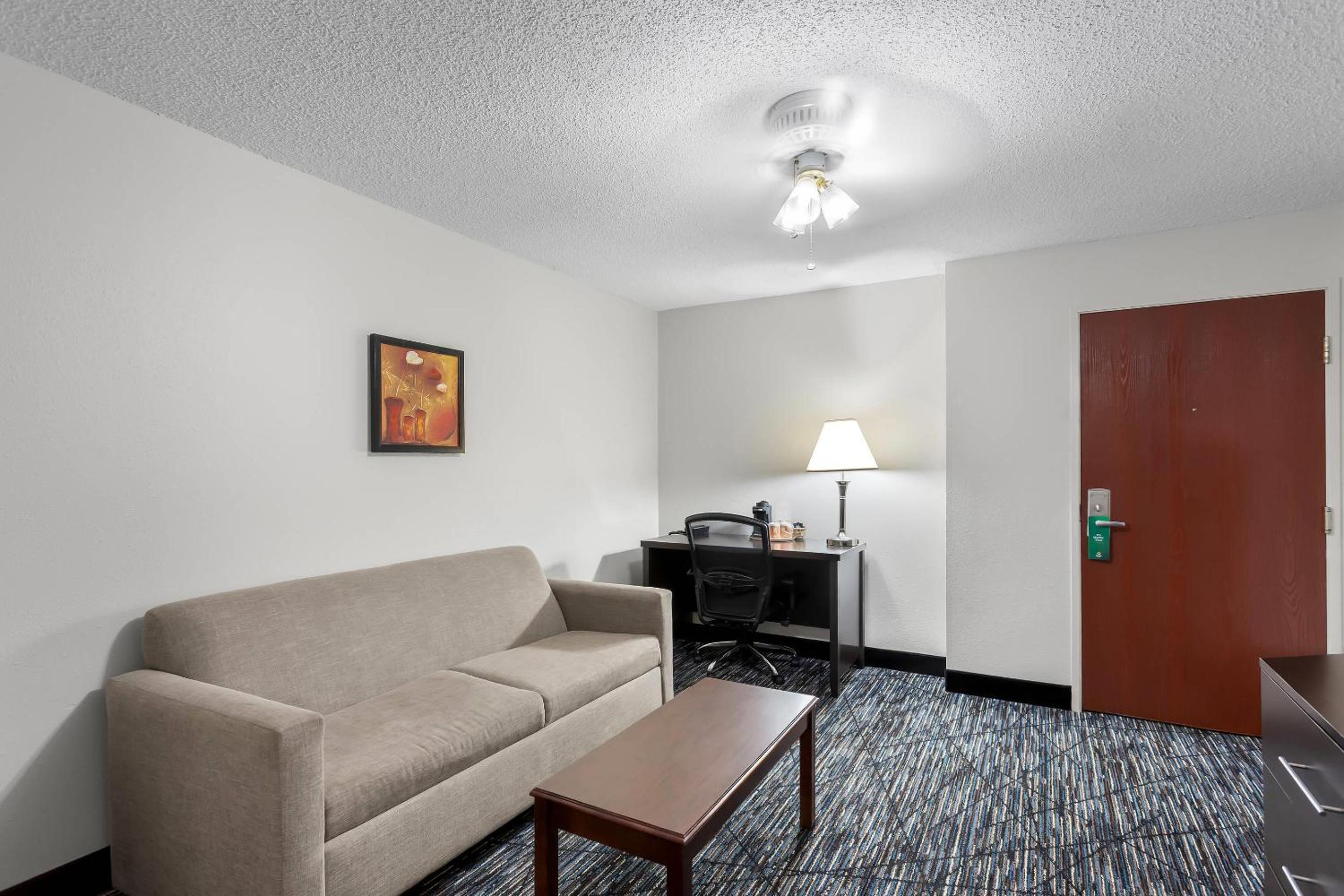 Queen Suite with Two Queen Beds - Non-Smoking - Photo 3