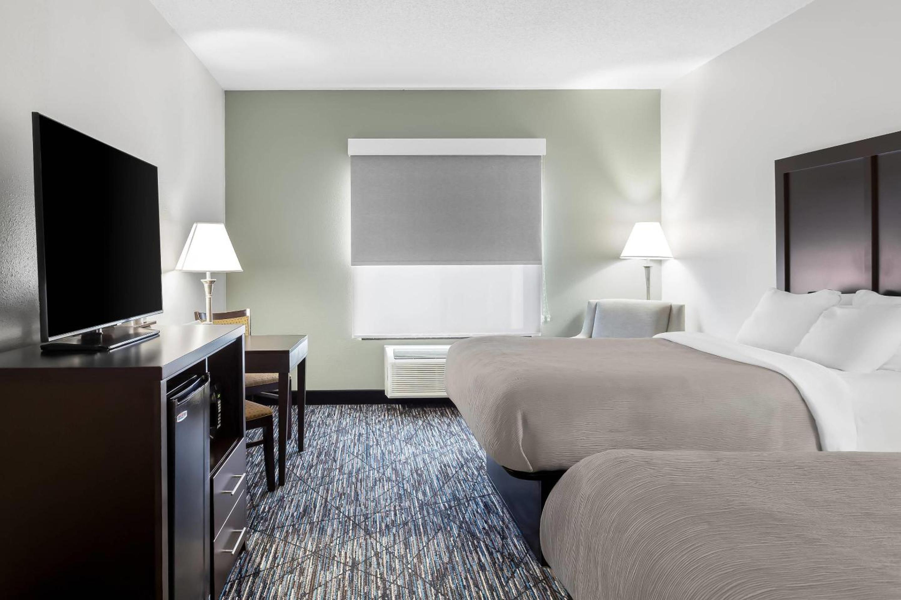 Standard Queen Room with Two Queen Beds and Tub - Accessible/Non-Smoking - Photo 1