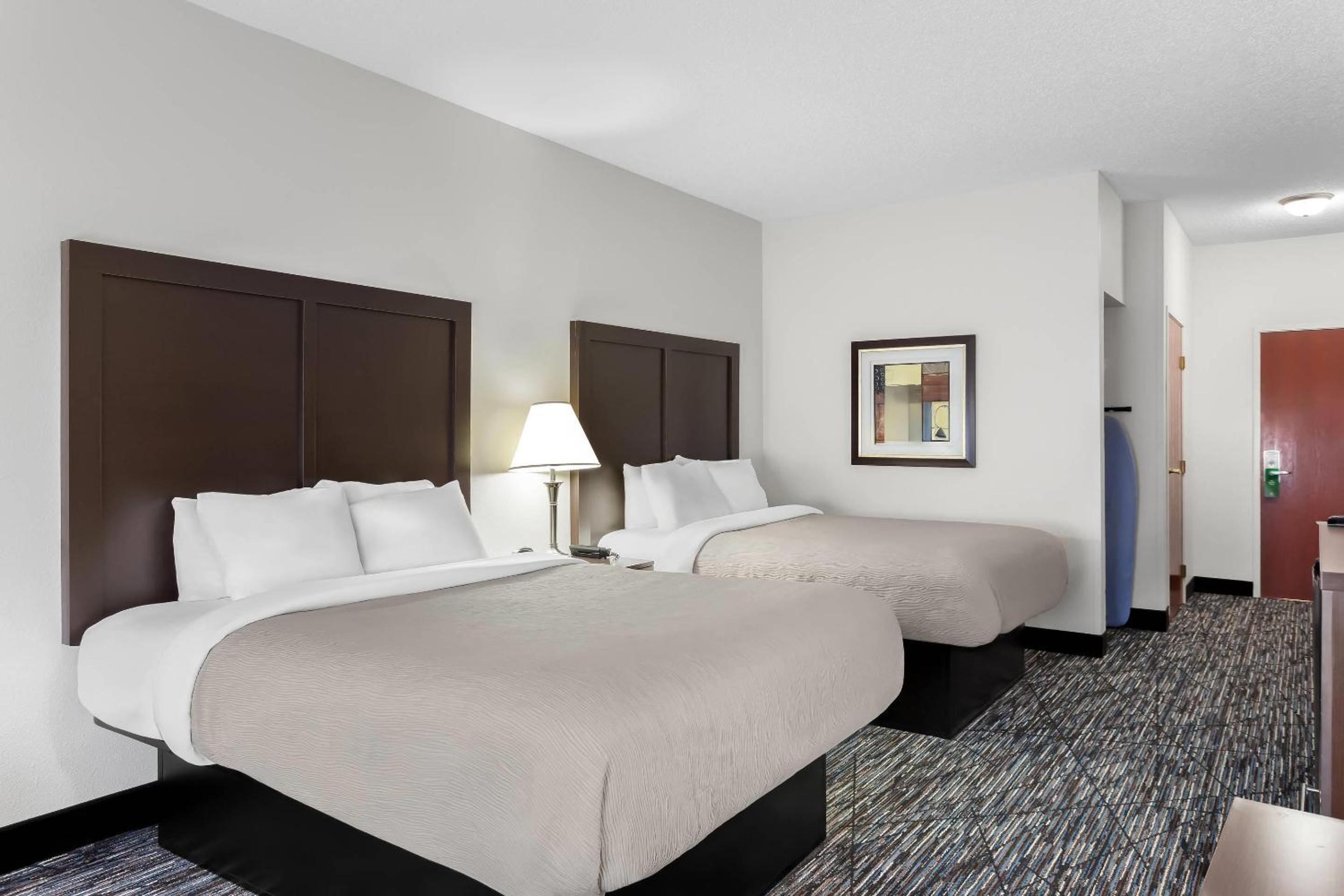 Standard Queen Room with Two Queen Beds and Tub - Accessible/Non-Smoking - Photo 3