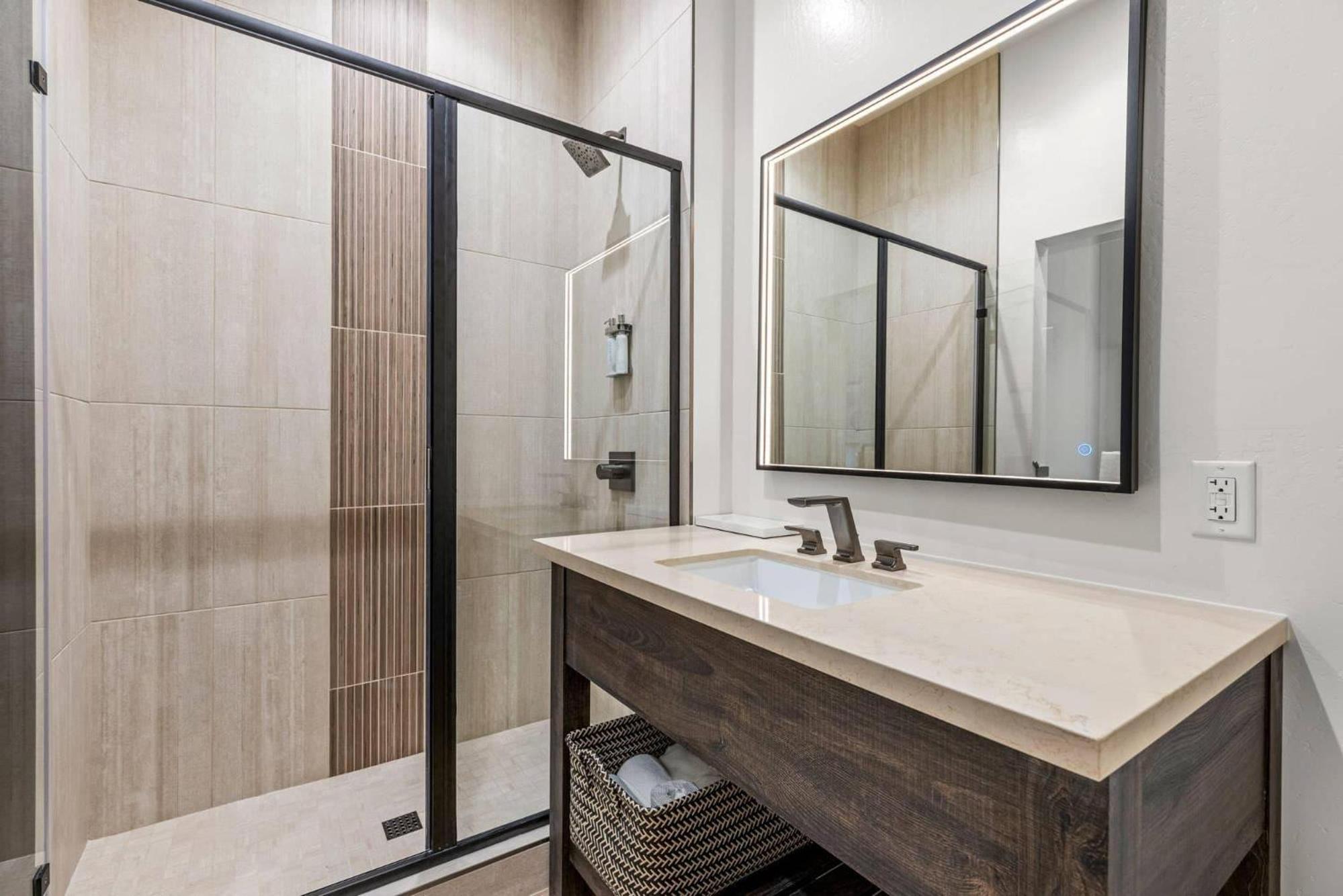 King Room - Non Smoking/Interior Hall/Pet Friendly photo 1