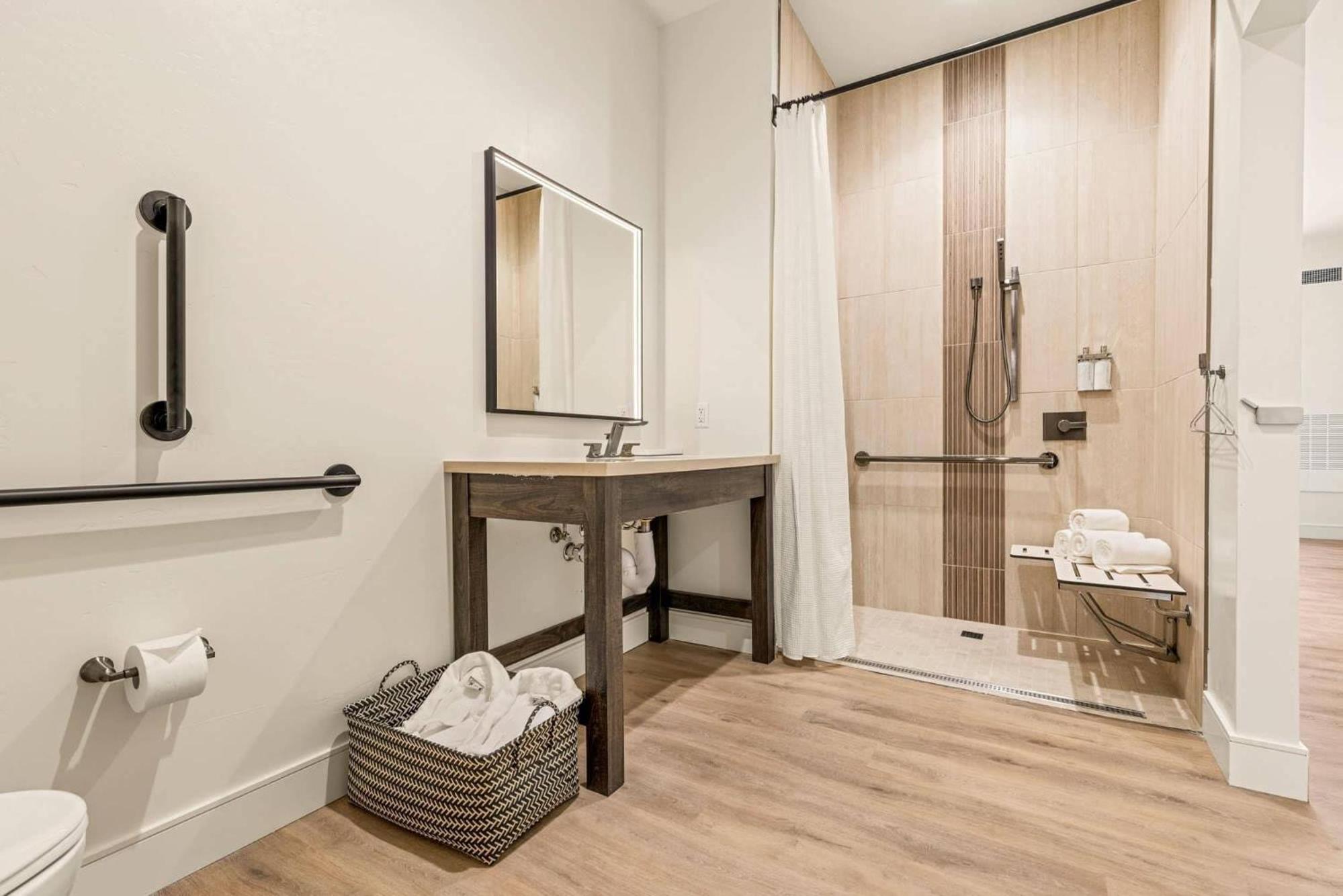 King Room with Roll-In Shower - Disability Access/Non Smoking/Interior Hall