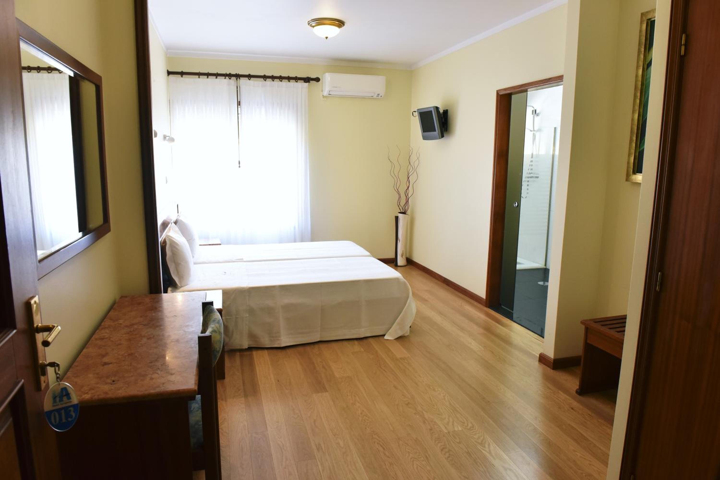 Twin Room - Photo 4