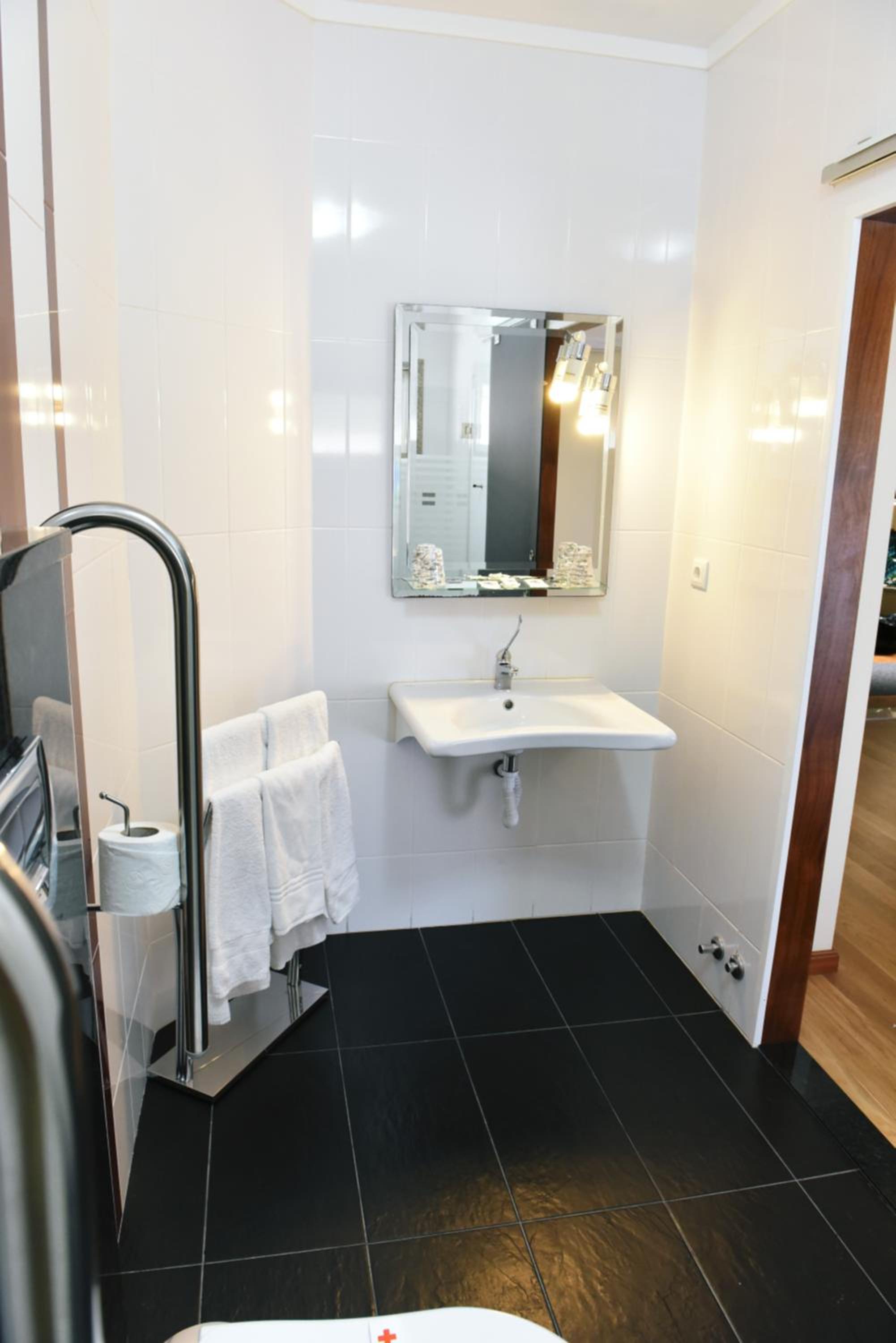Twin Room - Photo 2