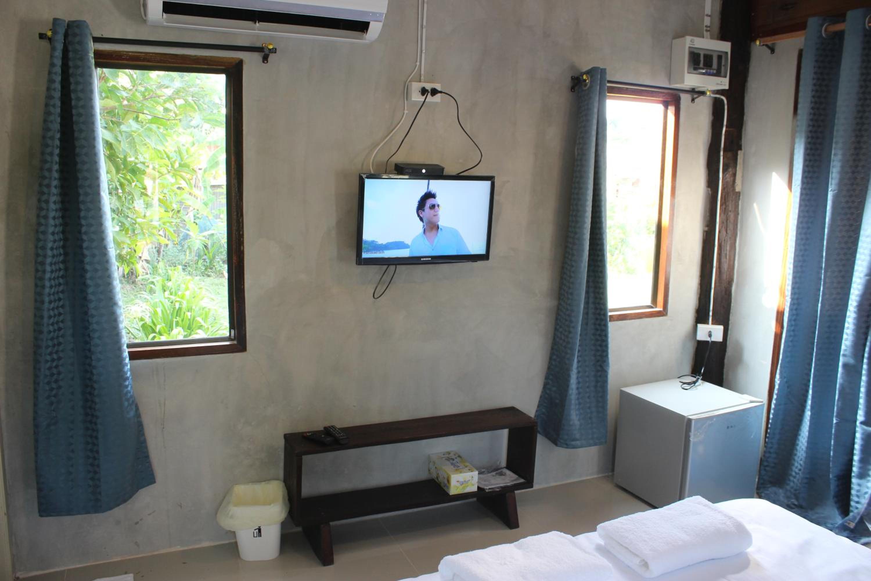Queen Room with Garden View - Photo 3