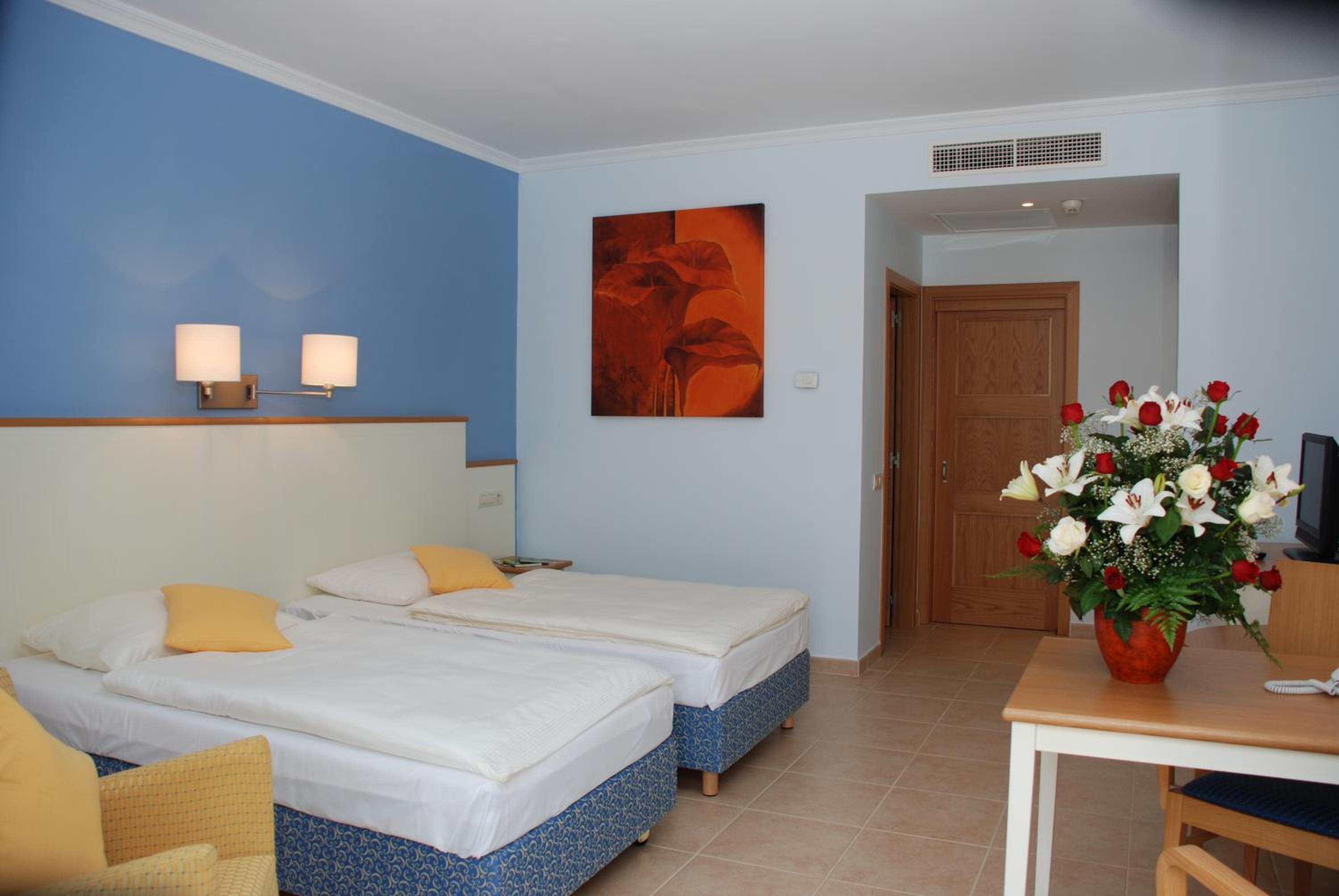 Twin Room thumbnail 5