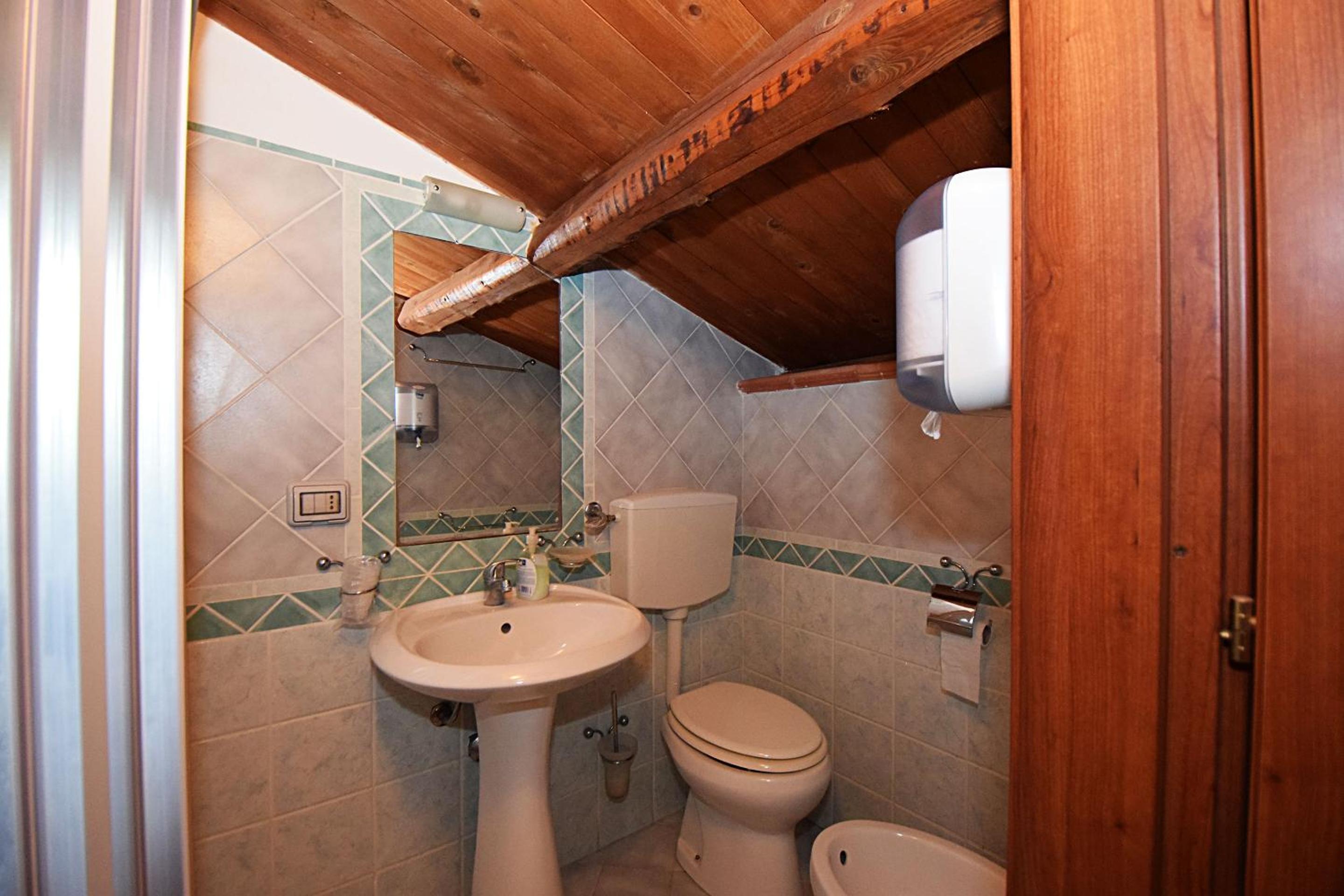Double Room - Photo 9