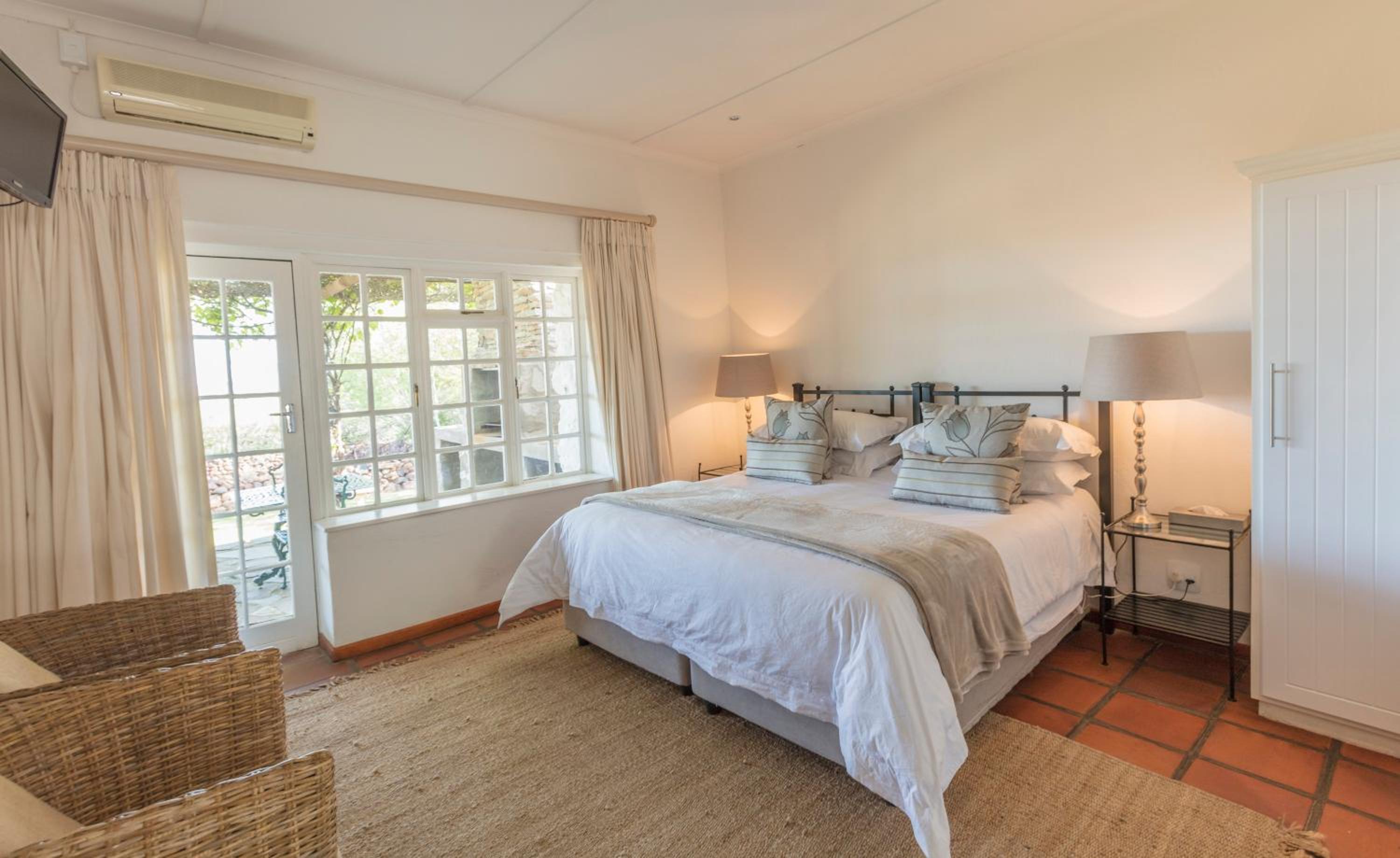 Standard Double or Twin Room - Photo 11