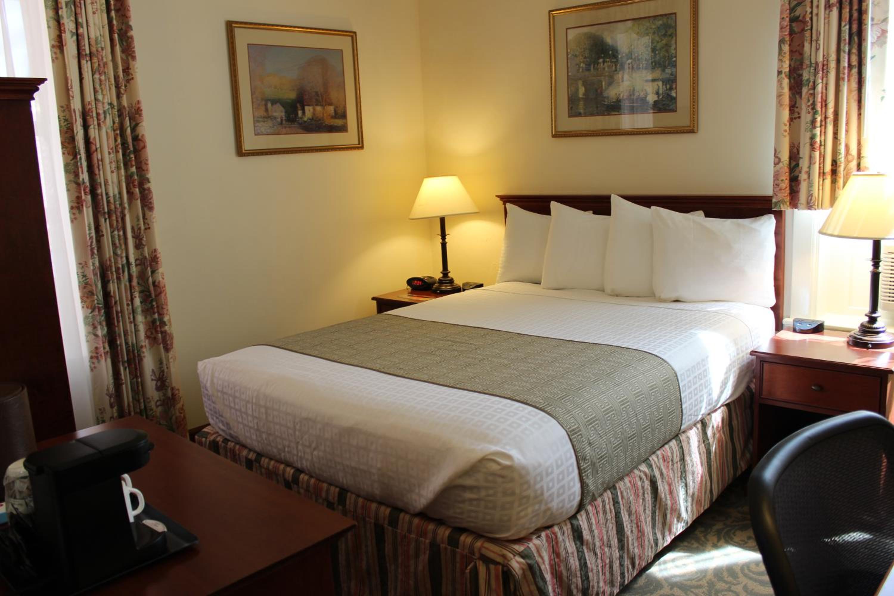 Queen Room - Non-Smoking - Photo 3