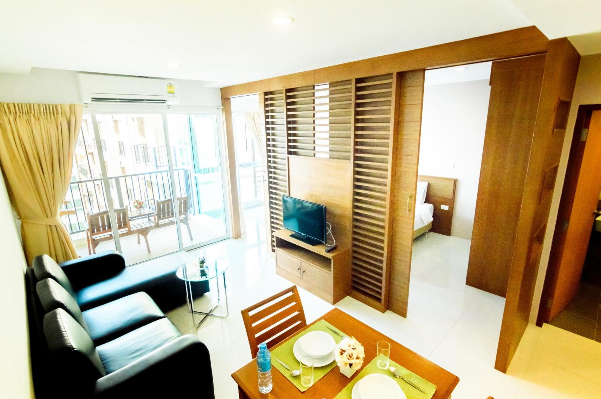 Apartment with Pool View