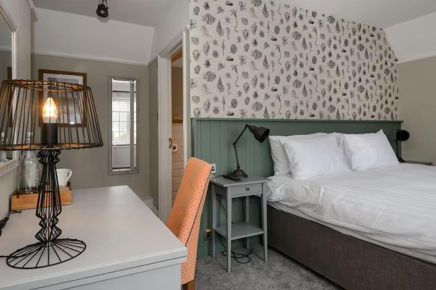 Standard Twin Room - Photo 22