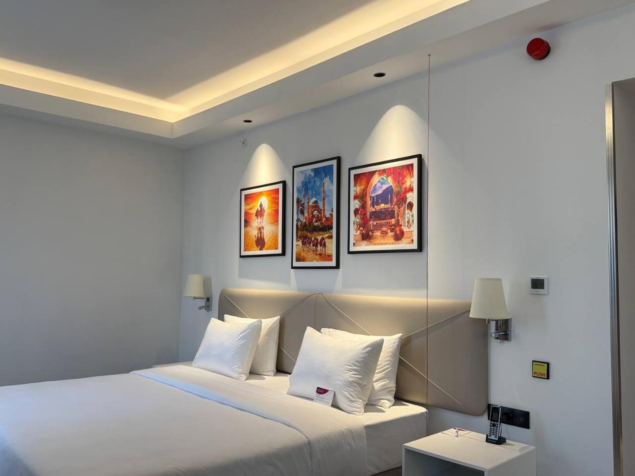 King Room with Mobility Access and Bathtub with Grab bars, Non smoking